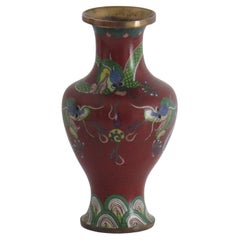 Chinesische Cloisonné-Vase mit drei Drachen, die eine flammende Perle verfolgen, CIRCA 1920er Jahre 