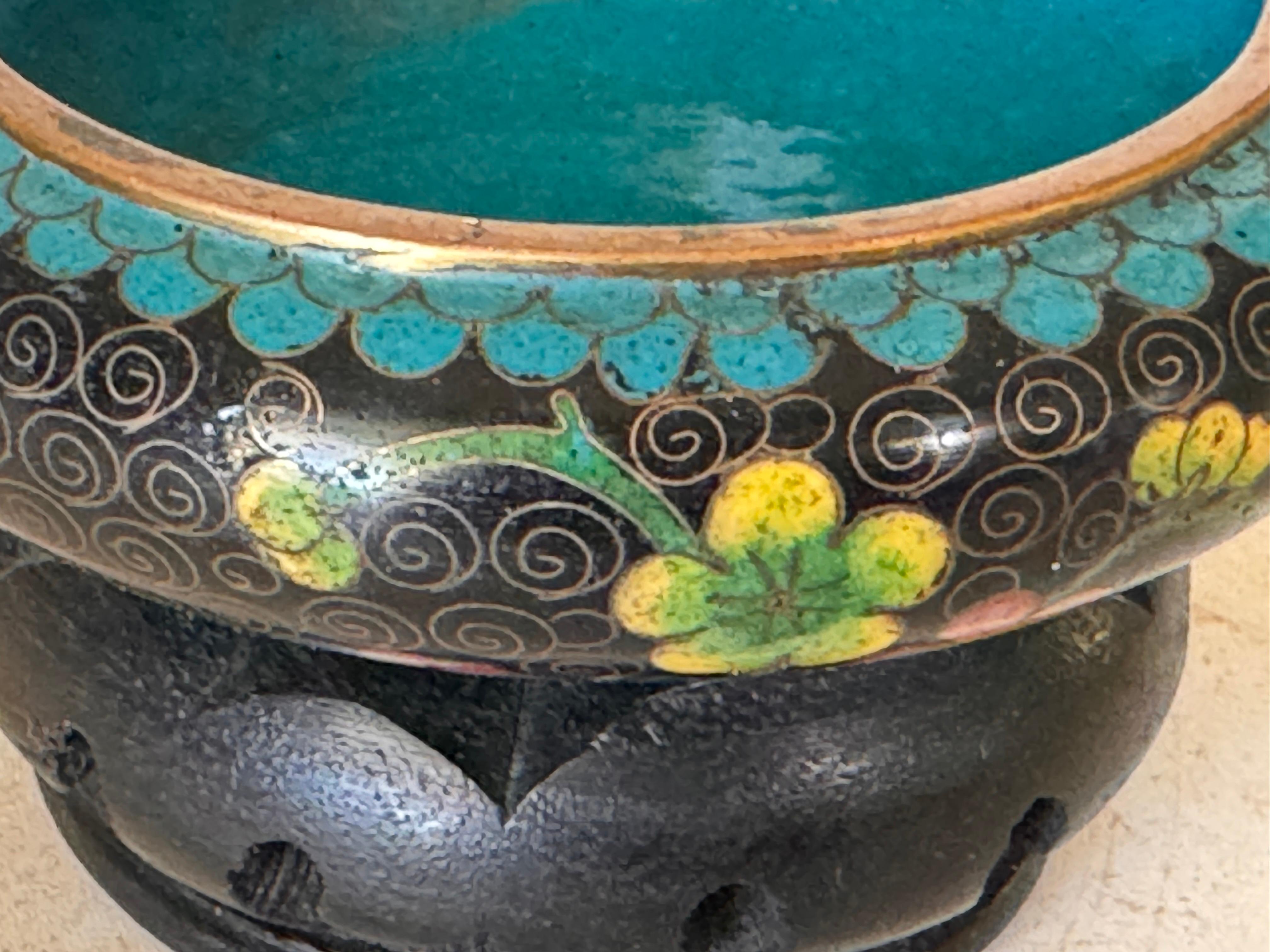 Early 20th Century Chinese cloissoné Circular Cup or Vide Poche  Hand-Painted, circa 1910  For Sale