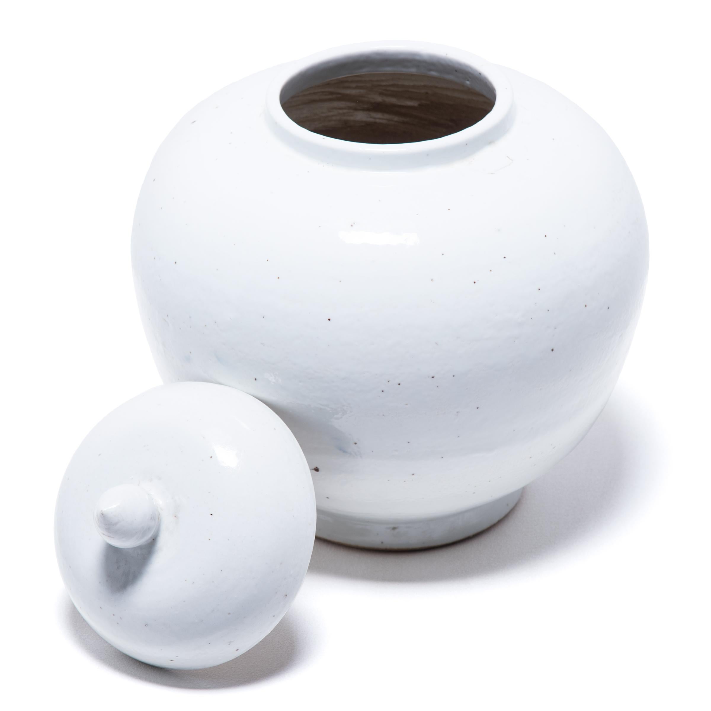 Chinese Cloud Onion Jar with Lid 1