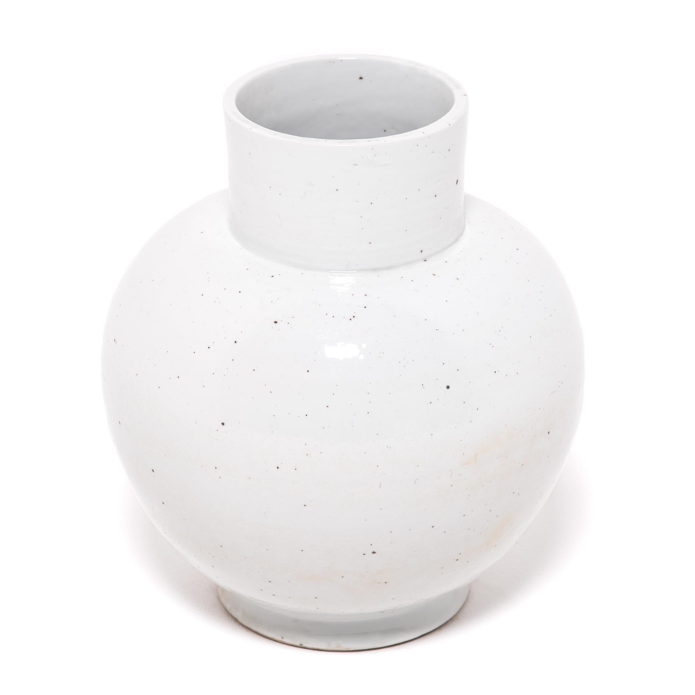 In Anlehnung an die lange chinesische Tradition der monochromen Keramik ist diese auffällige Vase mit kurzem Hals in eine milchig weiße Glasur gehüllt. Die von Kunsthandwerkern in der historischen chinesischen Provinz Jiangxi gefertigte runde Vase