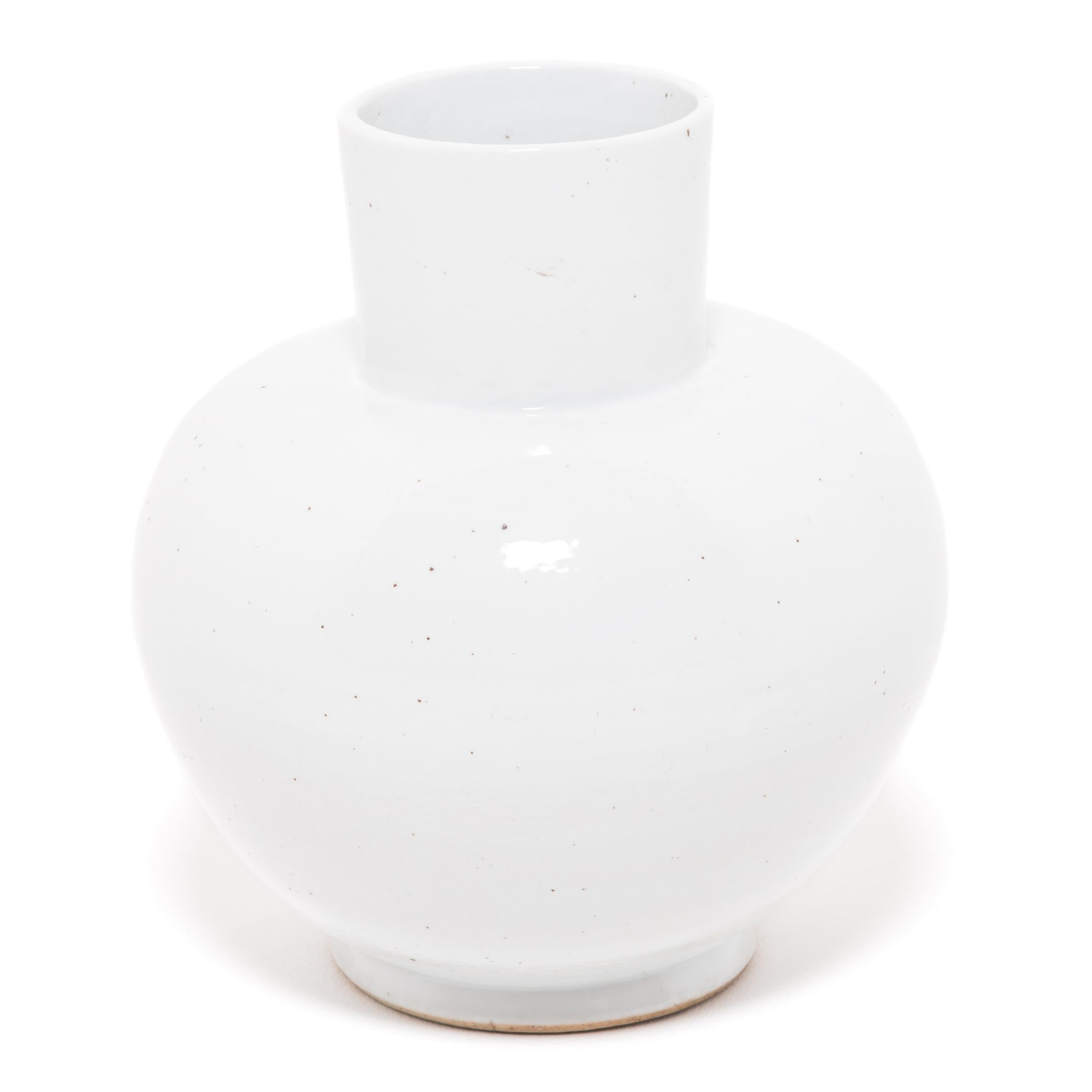 Minimalist Chinese Cloud White Bottleneck Vase