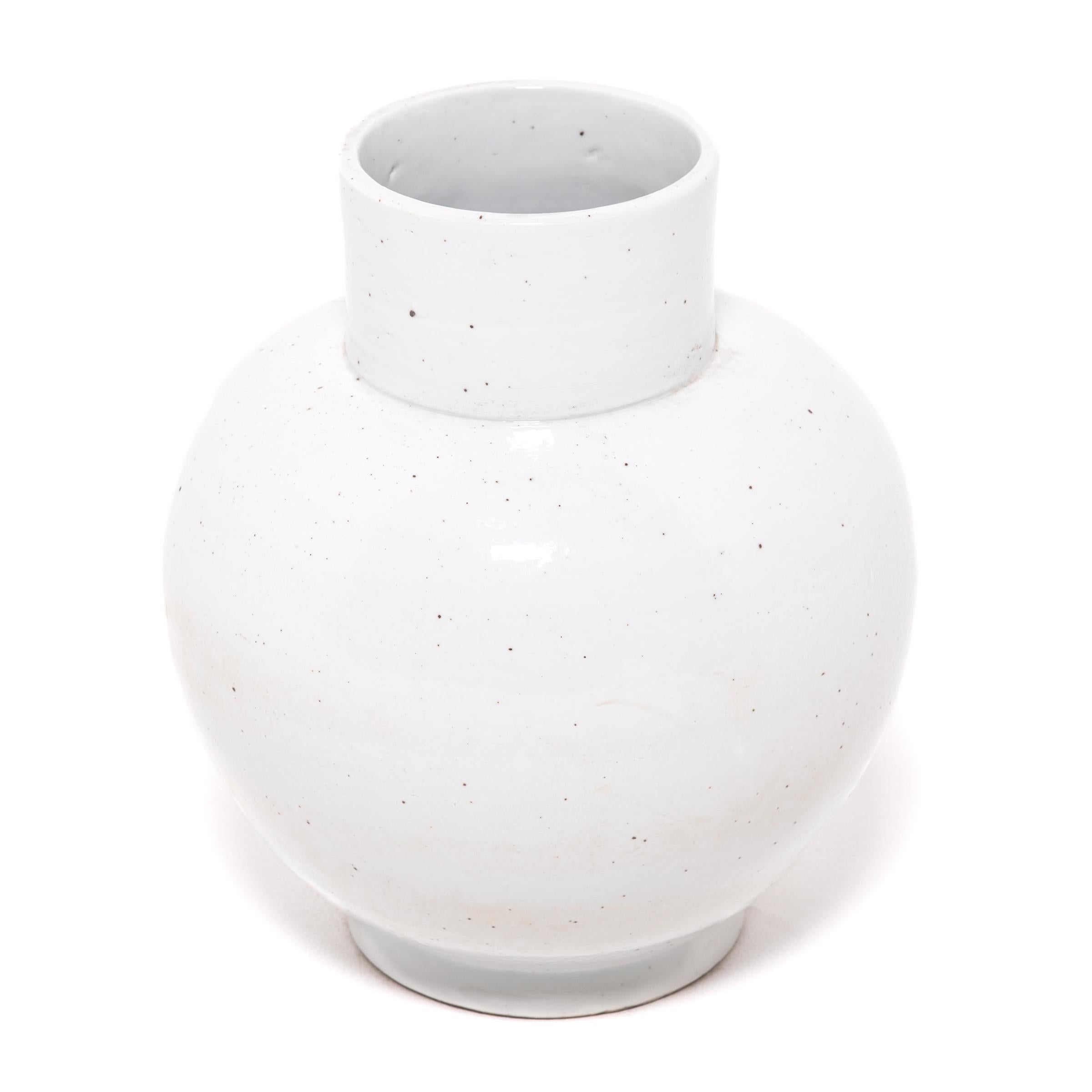 Weiß glasierte Ball-Vase (Minimalistisch) im Angebot