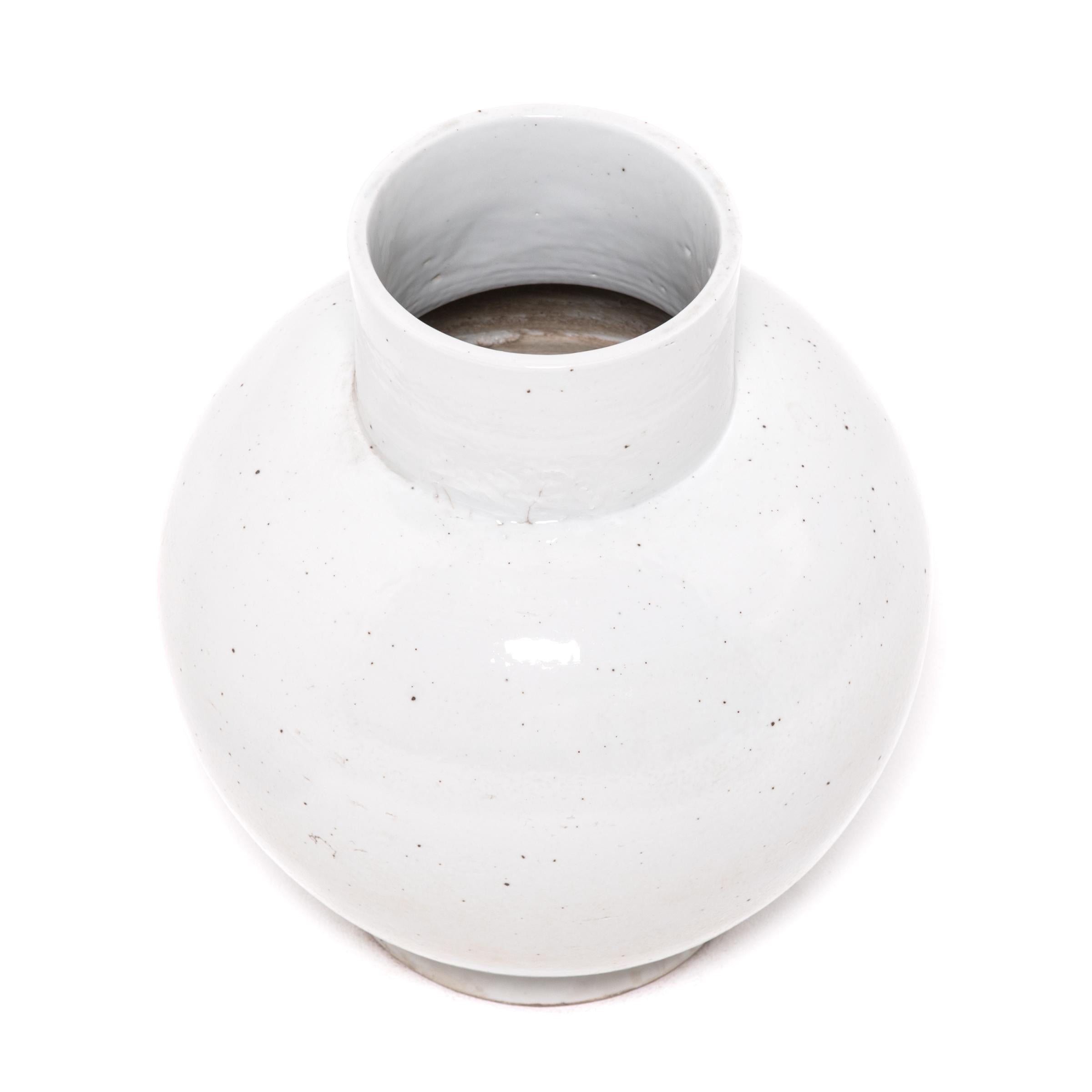 White Glazed Ball Vase In Good Condition For Sale In Chicago, IL
