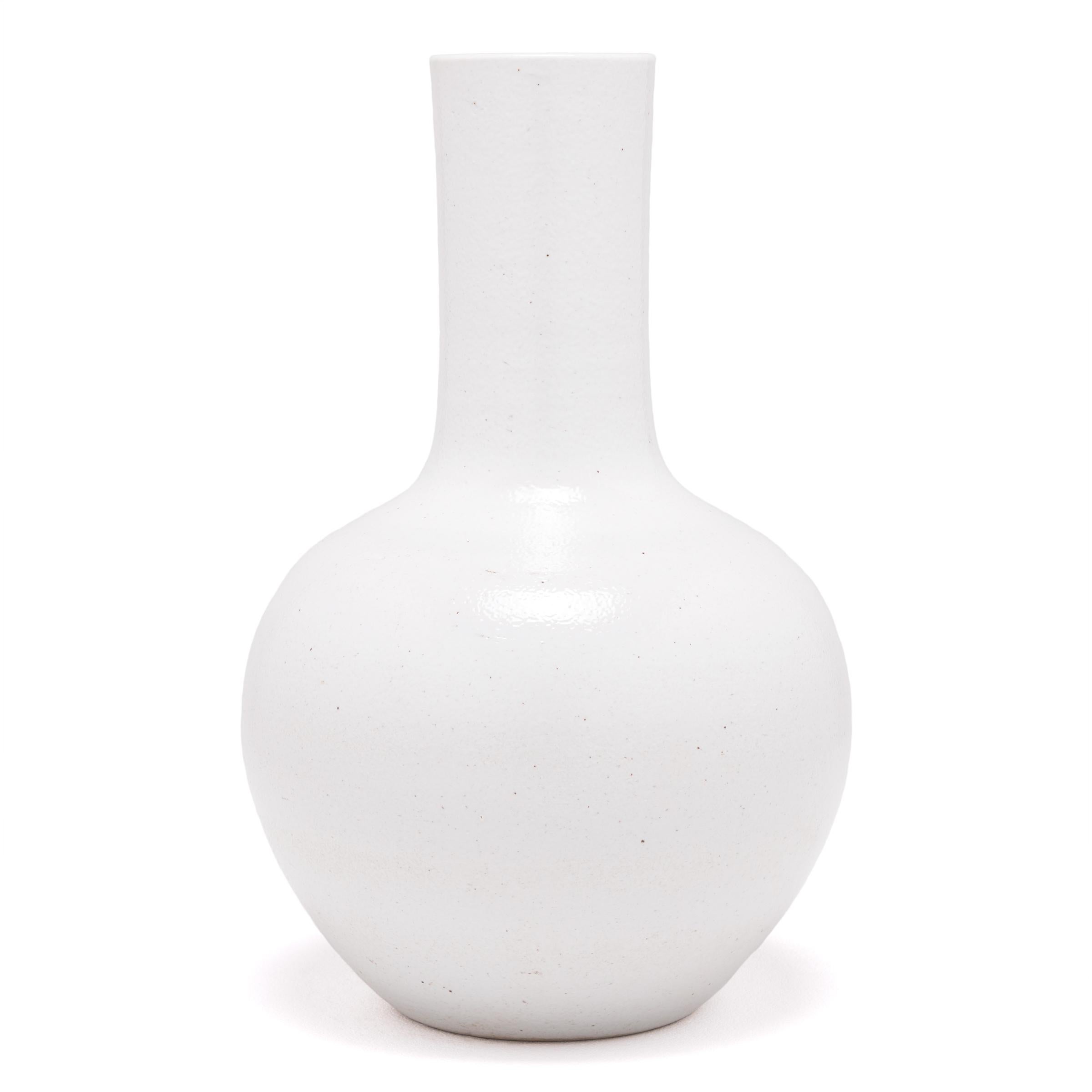 Minimaliste Vase à col de cygne émaillé blanc en vente