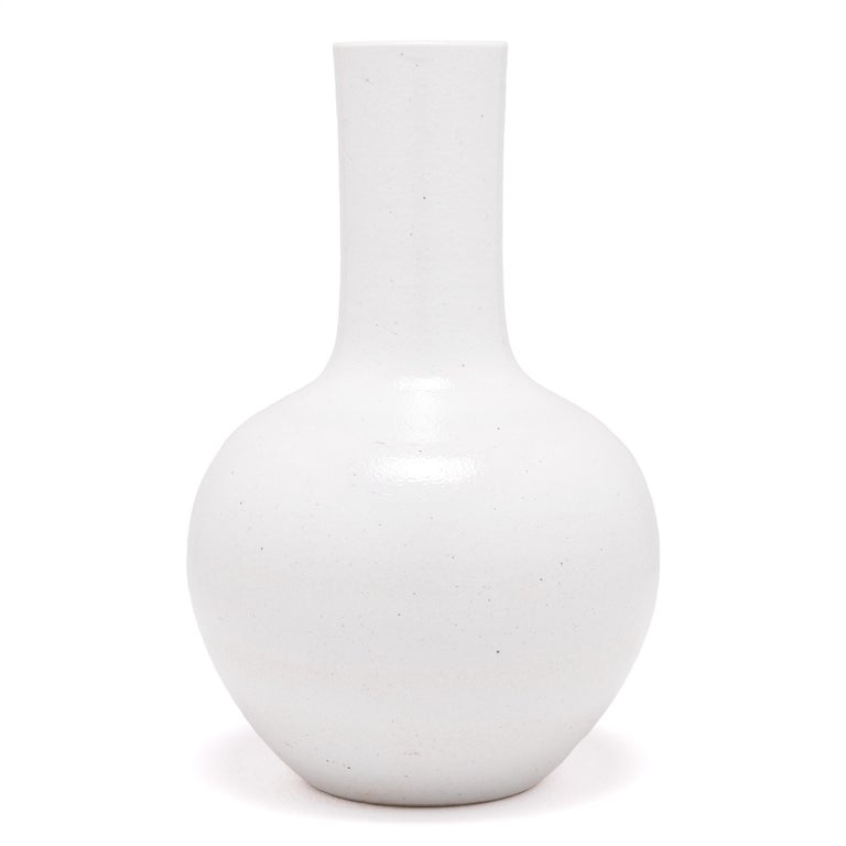 Glazed Chinese Cloud White Gooseneck Vase For Sale