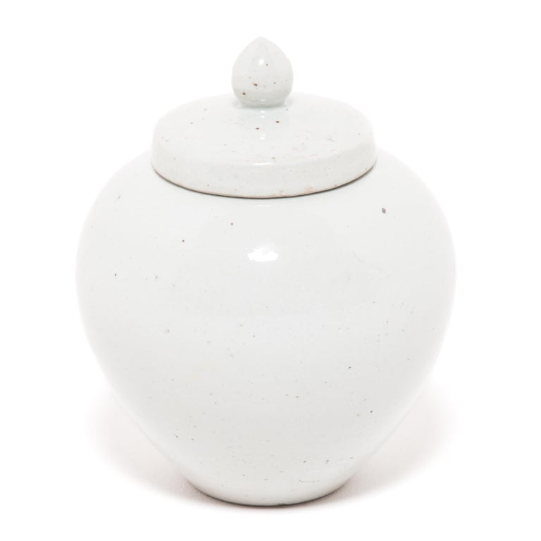 Glazed Chinese Cloud White Onion Jar For Sale