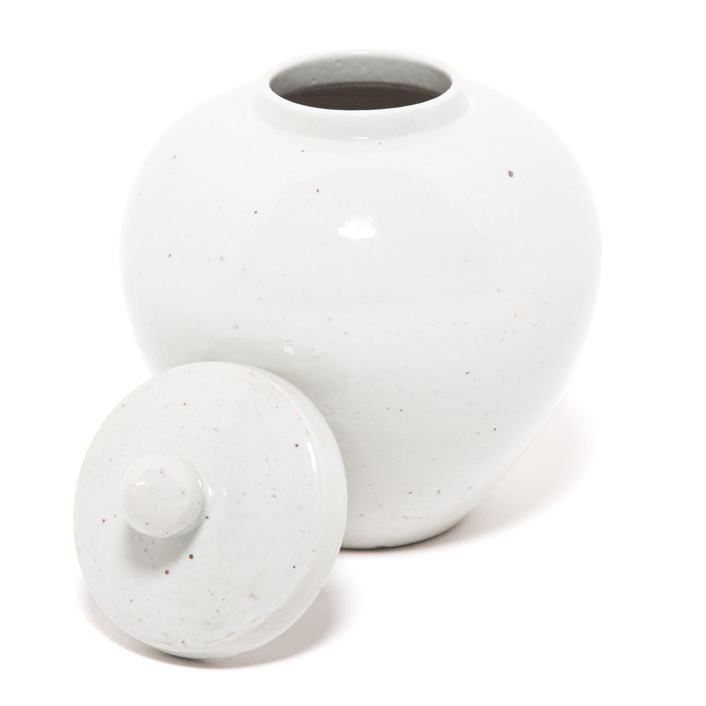 Glazed Chinese Cloud White Onion Jar For Sale