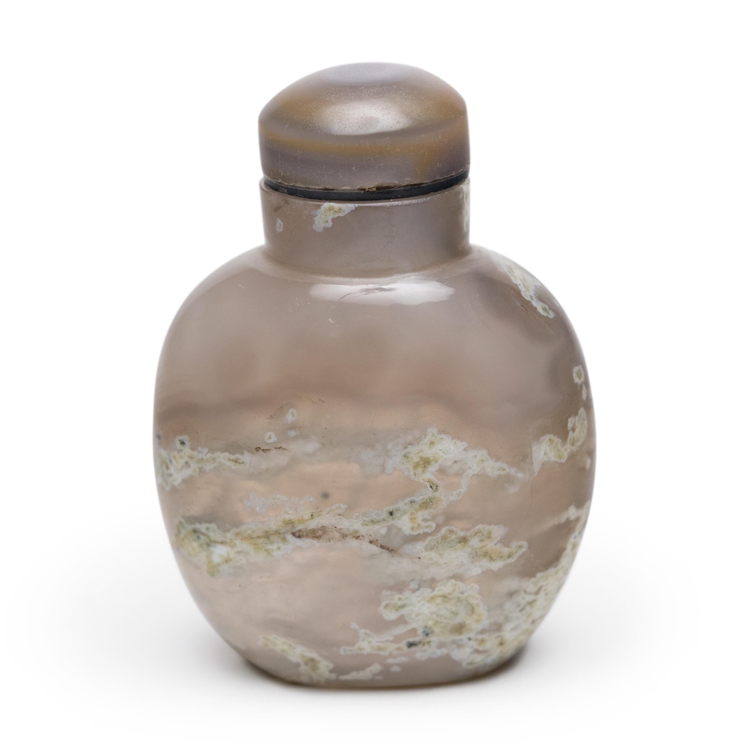 Mezcla de tabaco finamente pulverizado, hierbas y especias, el rapé fue introducido en China en el siglo XVII por diplomáticos occidentales. Inicialmente reservada a los miembros de alto rango de la sociedad de la dinastía Qing, esta práctica