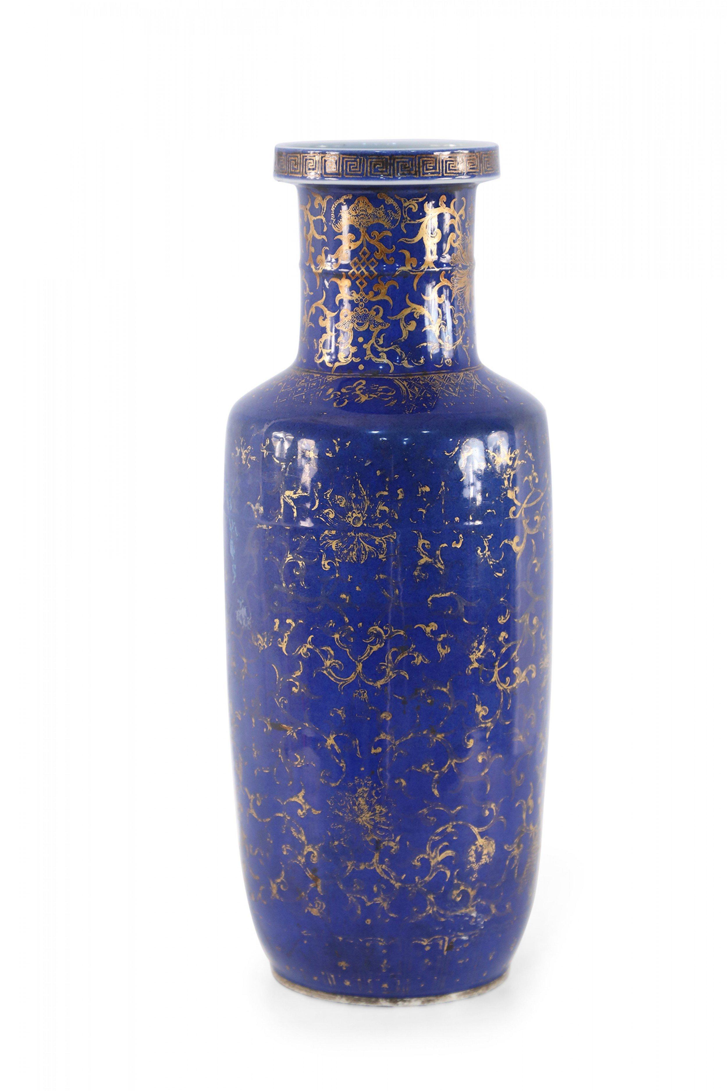 Vase chinois en porcelaine bleu cobalt et or en vente 1
