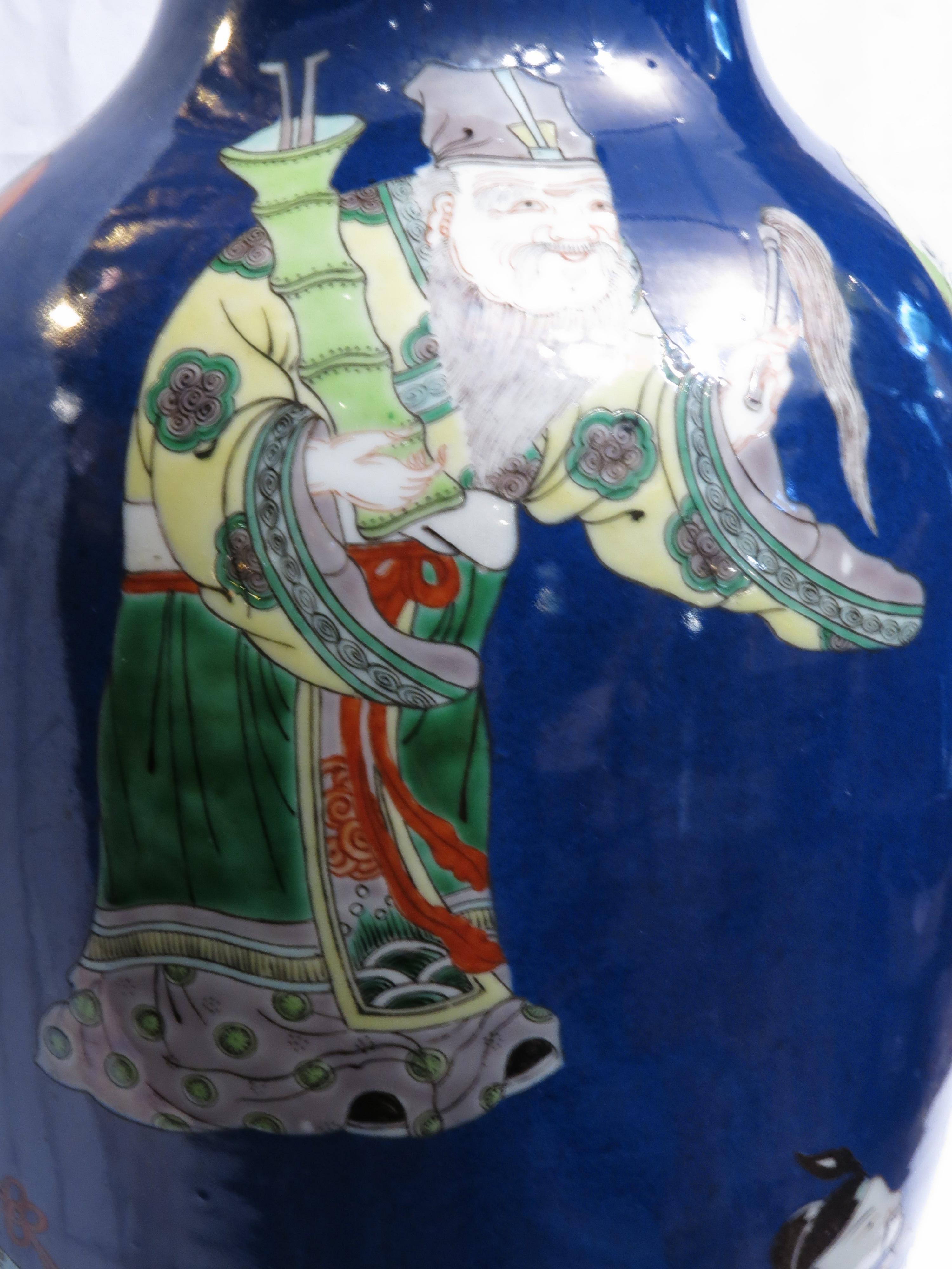Vase chinois en porcelaine émaillée polychrome à fond cobalt, 19e siècle en vente 4