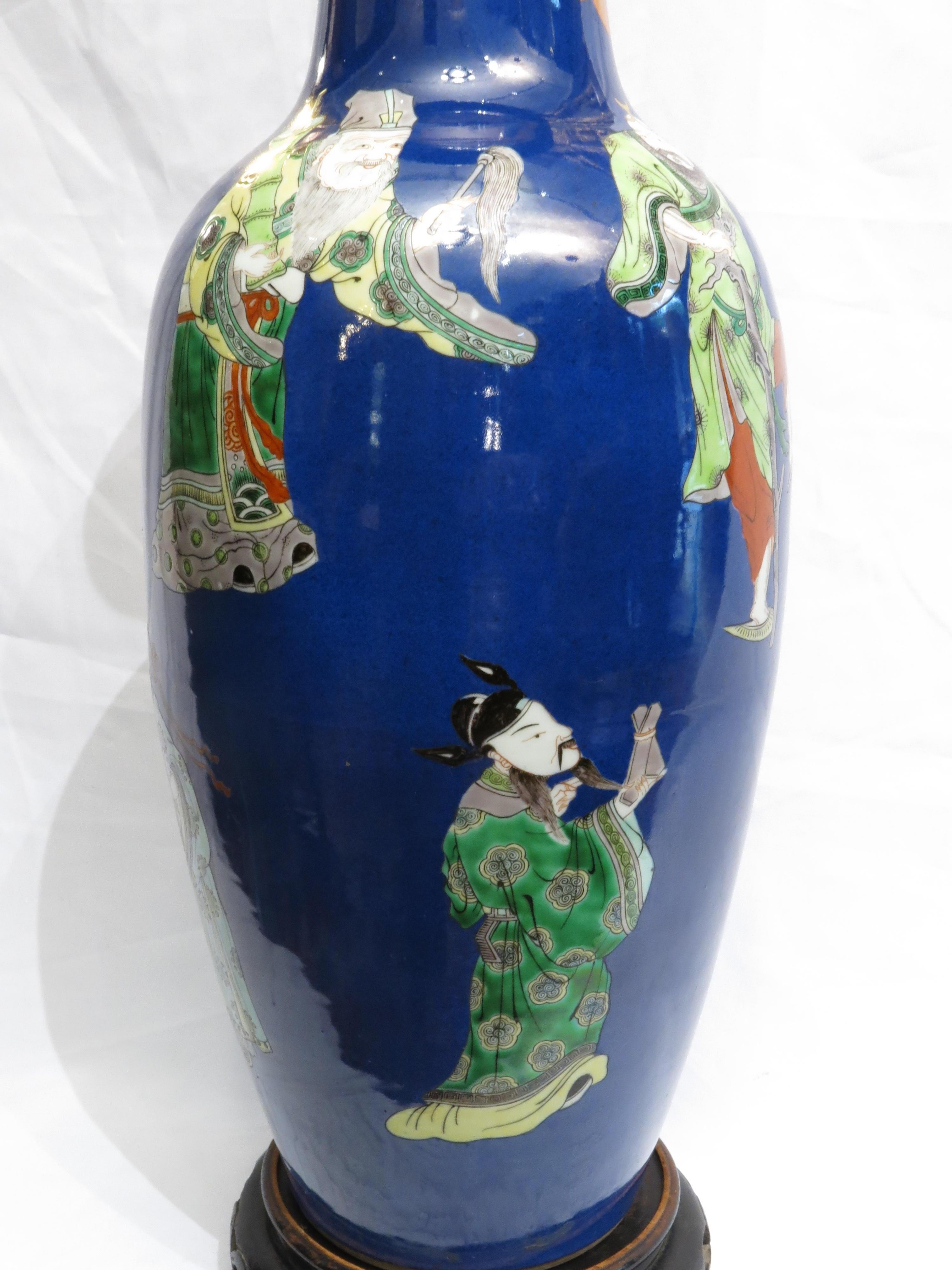 Chinois Vase chinois en porcelaine émaillée polychrome à fond cobalt, 19e siècle en vente