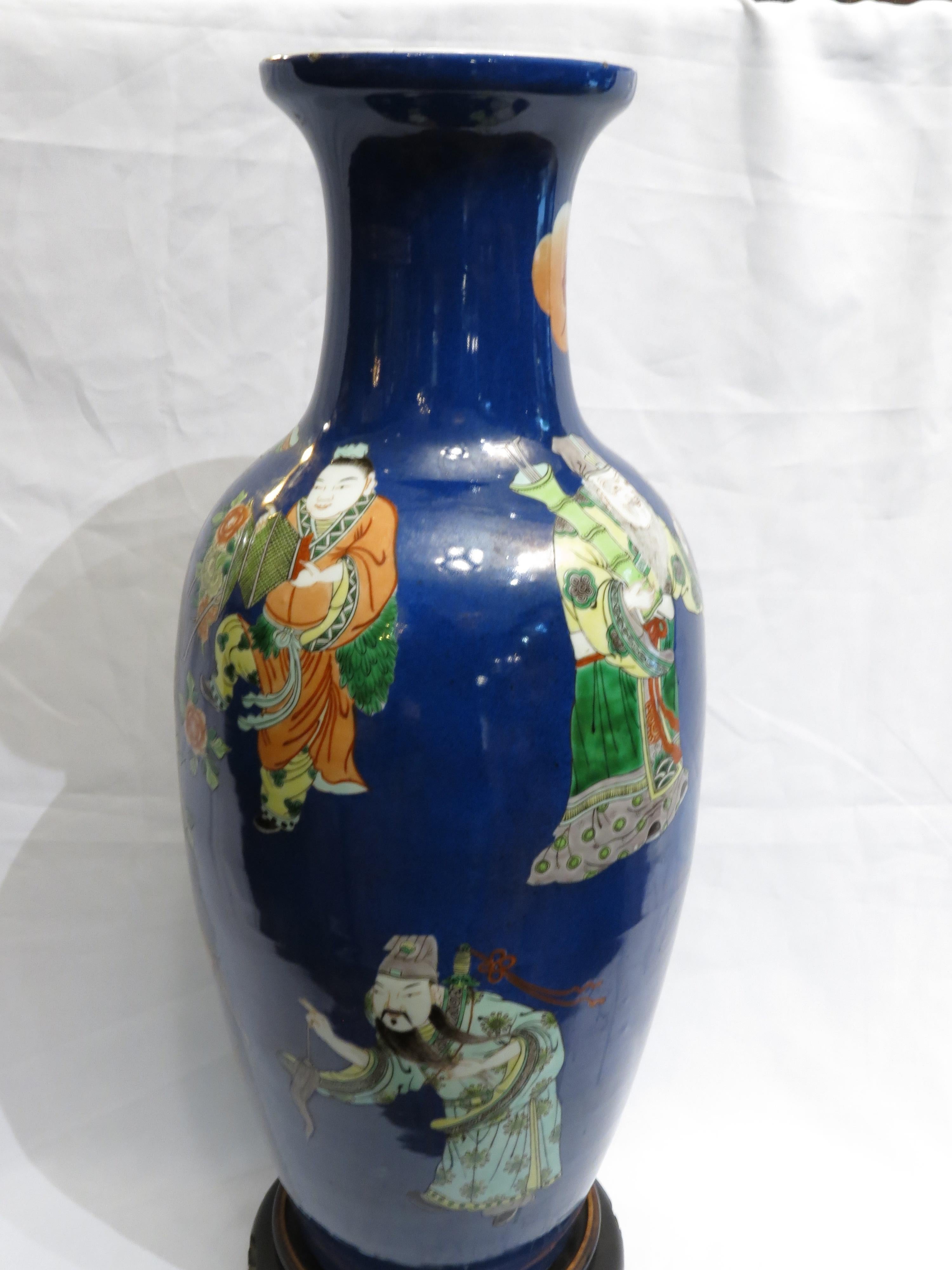 Polychromé Vase chinois en porcelaine émaillée polychrome à fond cobalt, 19e siècle en vente