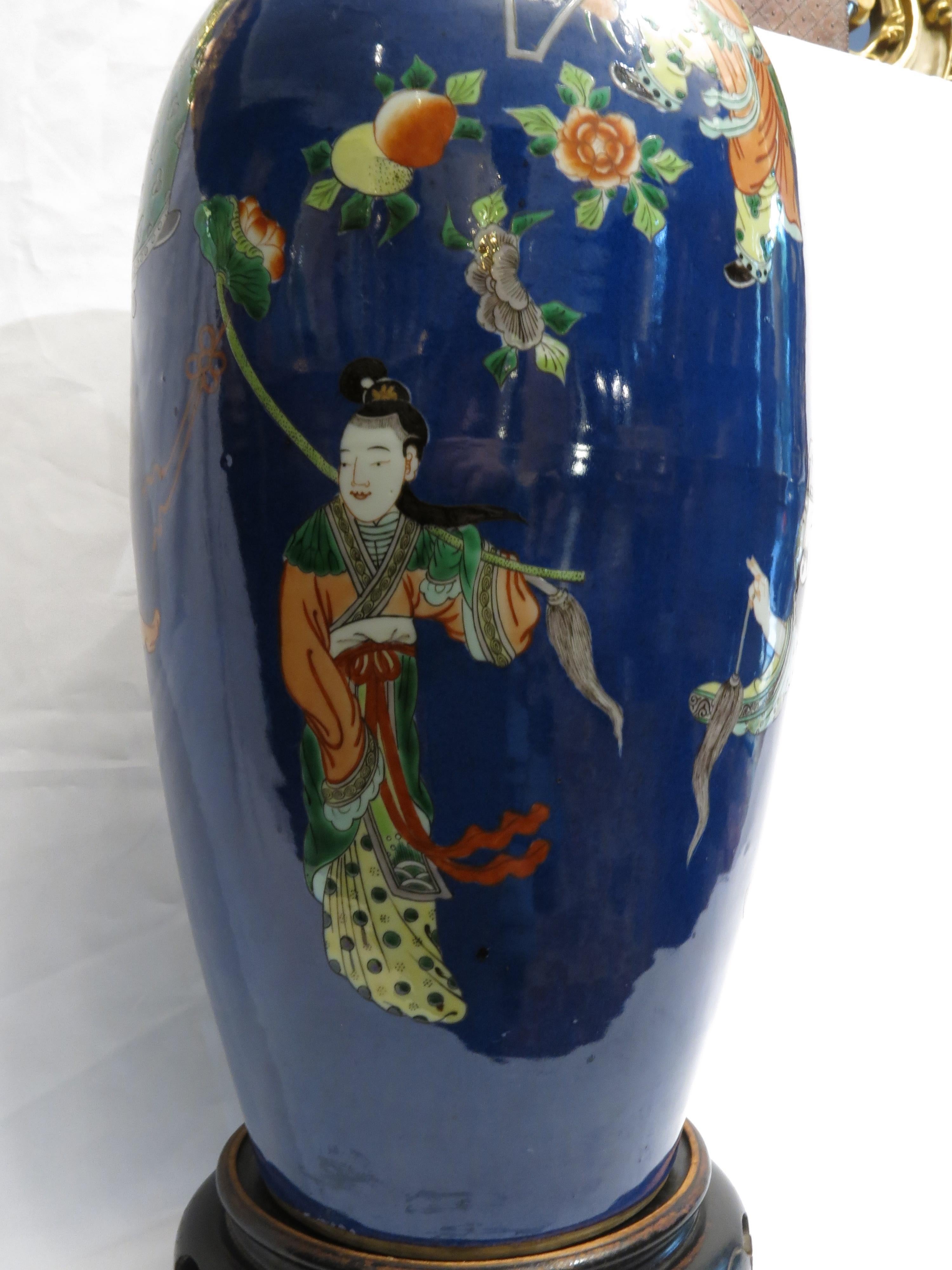 XIXe siècle Vase chinois en porcelaine émaillée polychrome à fond cobalt, 19e siècle en vente