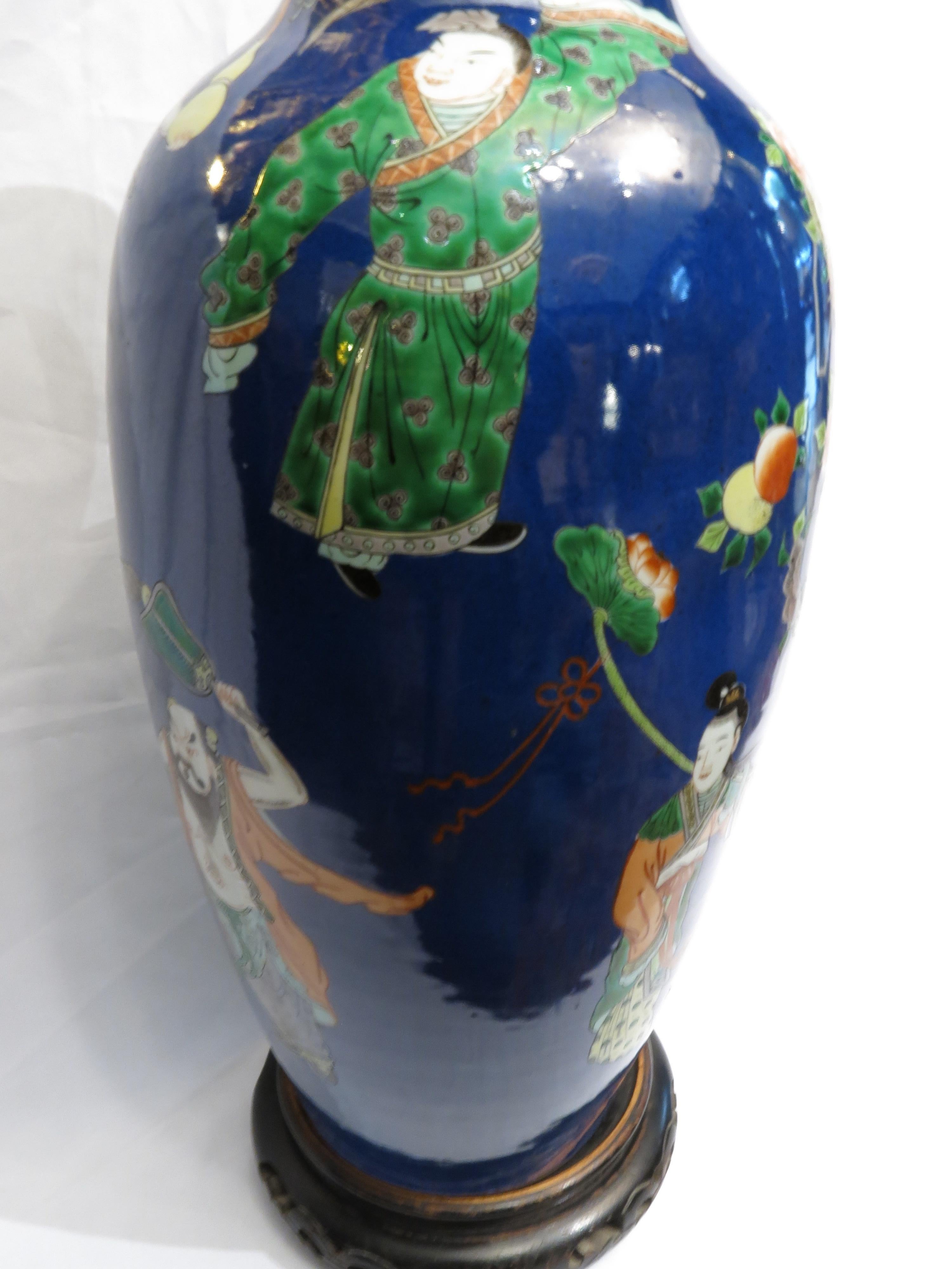 Émail Vase chinois en porcelaine émaillée polychrome à fond cobalt, 19e siècle en vente