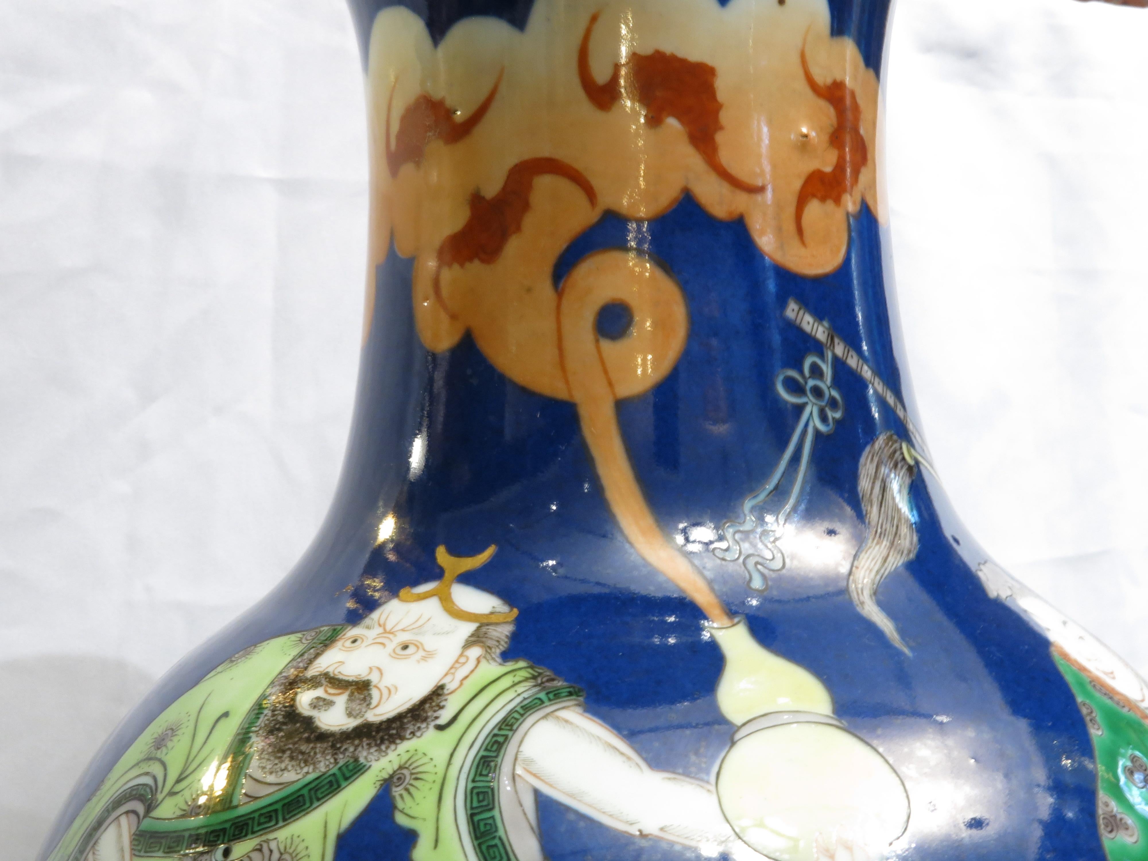 Vase chinois en porcelaine émaillée polychrome à fond cobalt, 19e siècle en vente 1