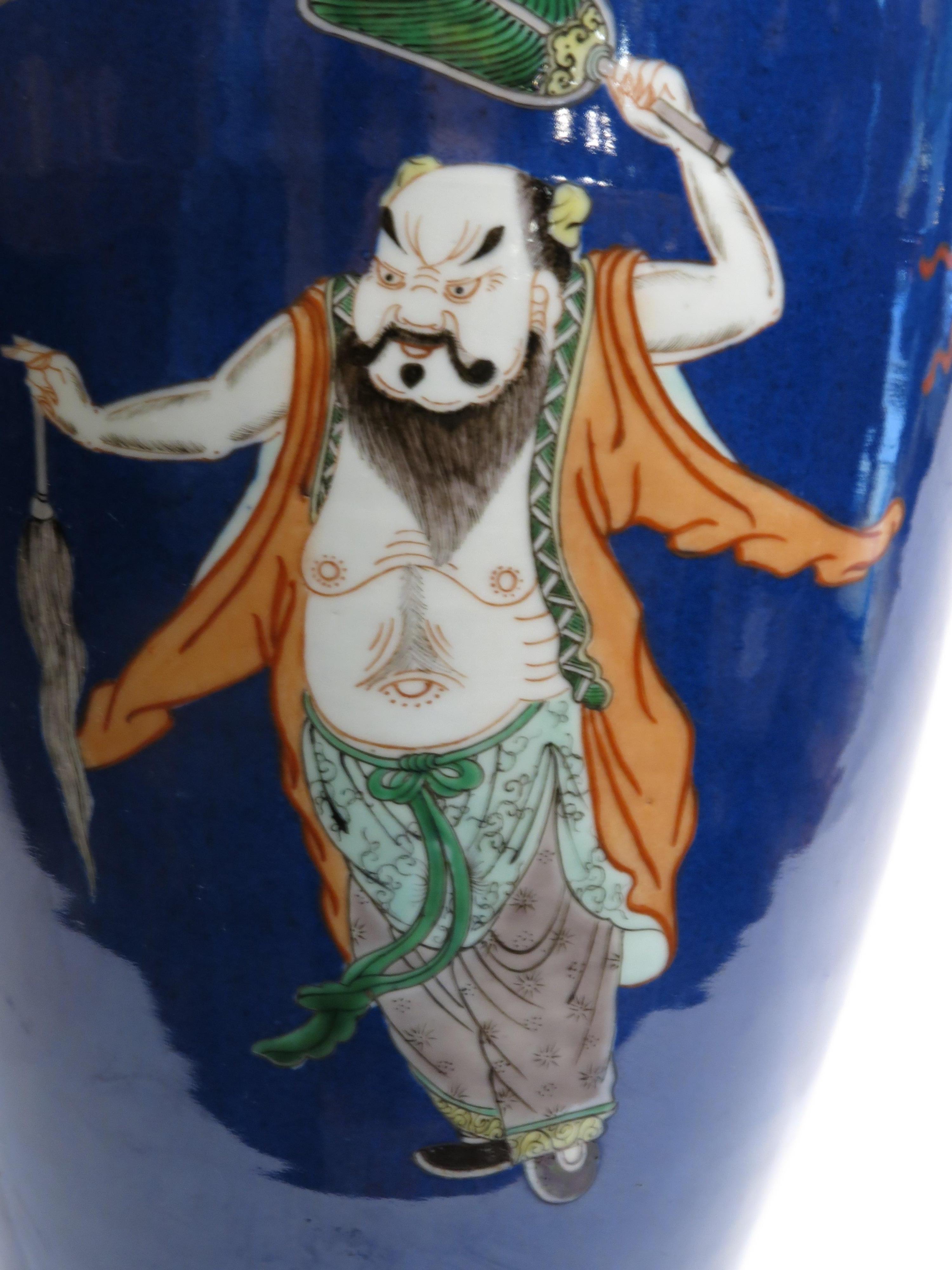 Vase chinois en porcelaine émaillée polychrome à fond cobalt, 19e siècle en vente 2
