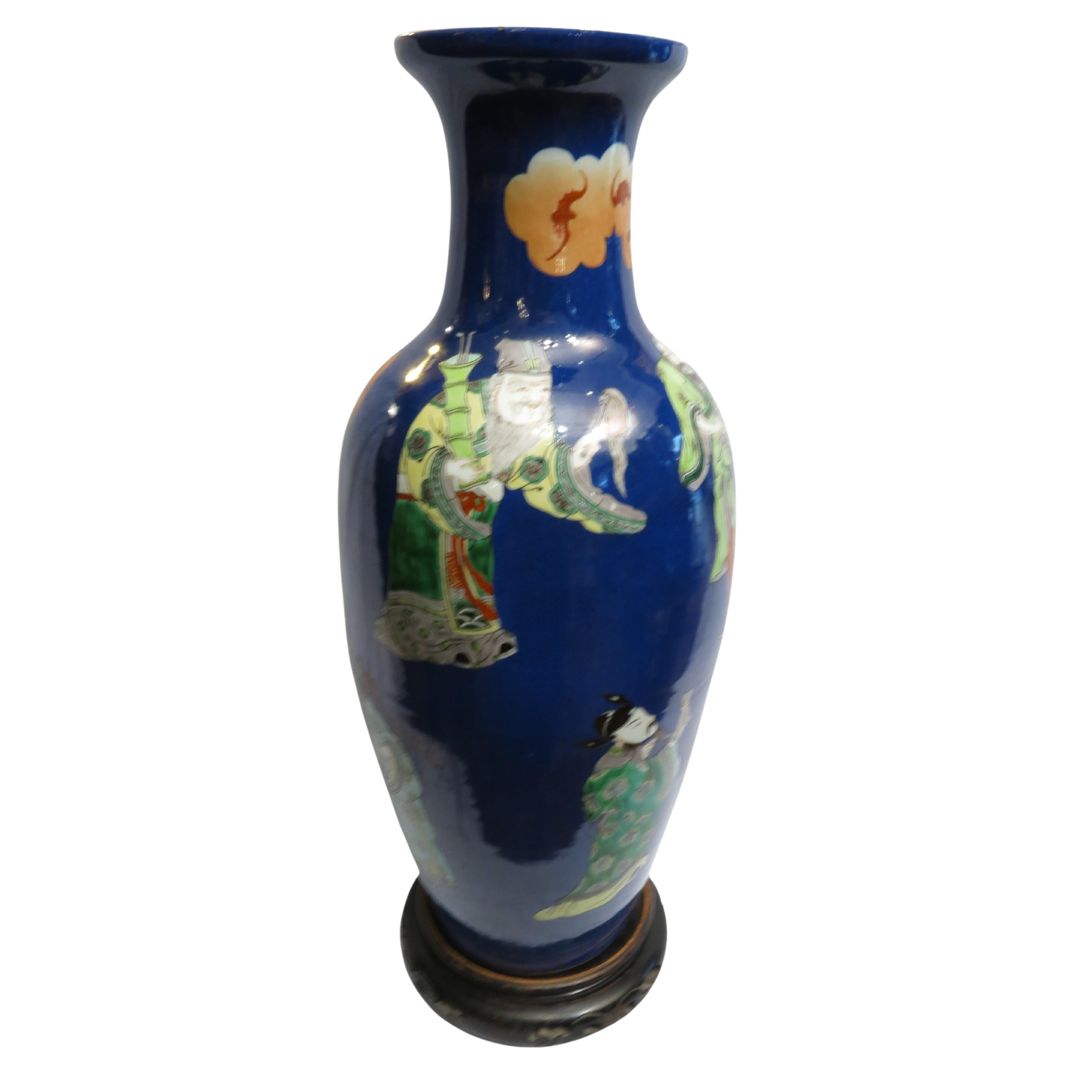Vase chinois en porcelaine émaillée polychrome à fond cobalt, 19e siècle