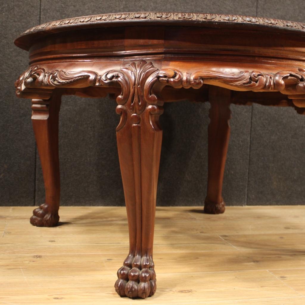 Chinese coffee table from the 20th century. Furniture in richly carved exotic wood e
chiseled with beautiful lines and pleasant furnishings. Round table with top of excellent size and service, supported by four solid legs finished with feet