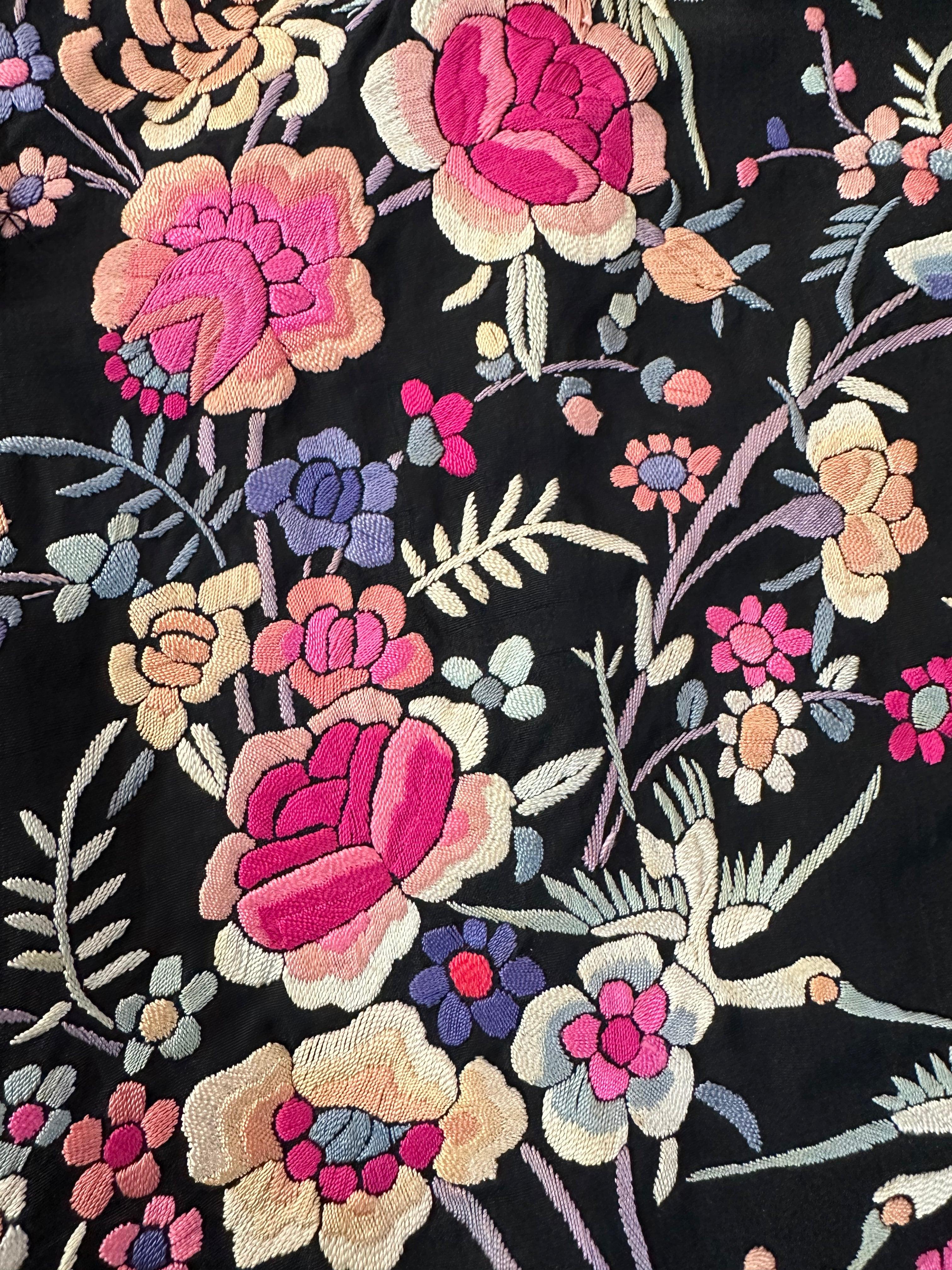 Chinesische handgestickte Jacke aus schwarzer Seide mit bunten Blumen, 1930er Jahre im Zustand „Hervorragend“ im Angebot in Los Angeles, CA
