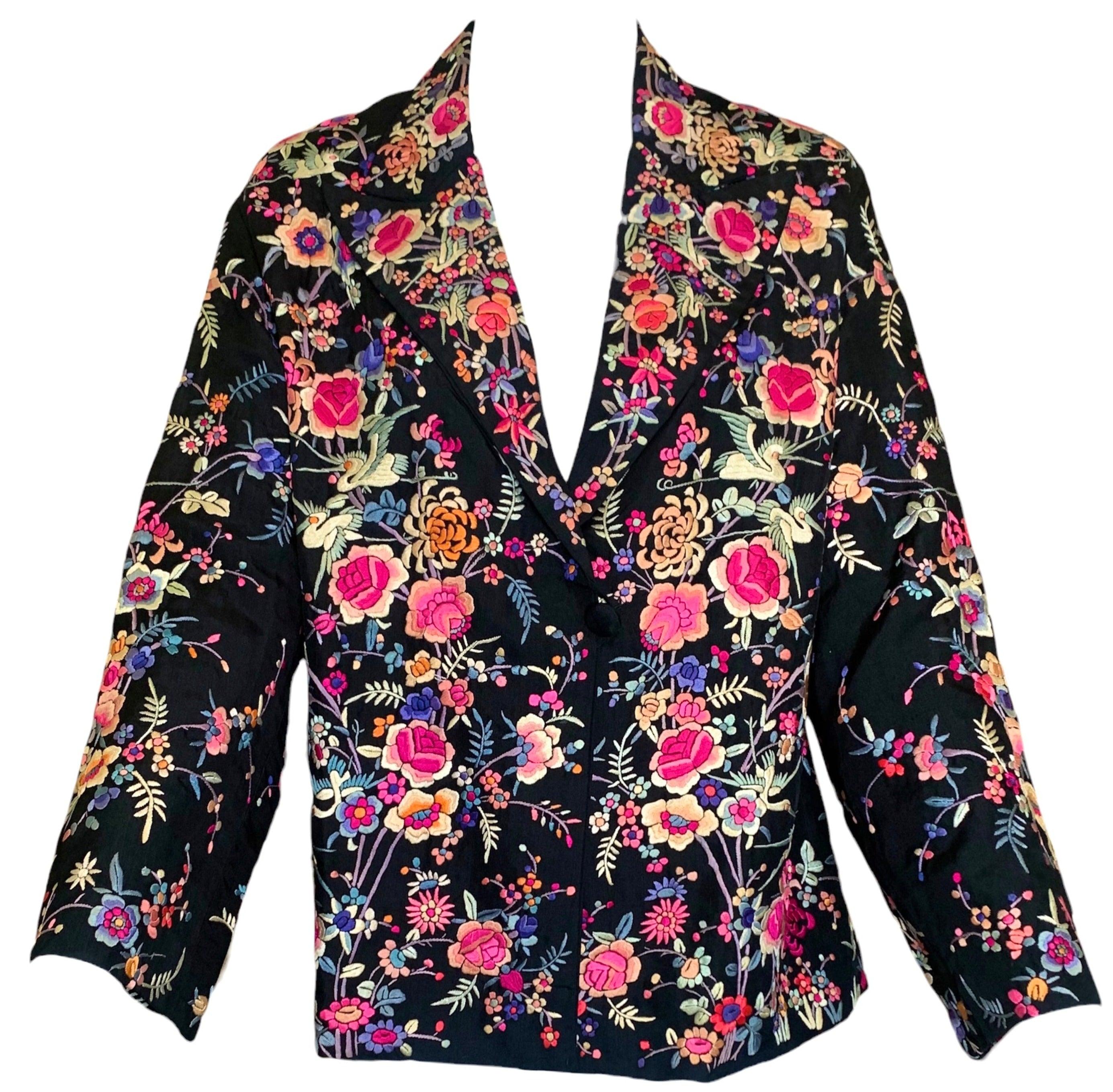 Chinesische handgestickte Jacke aus schwarzer Seide mit bunten Blumen, 1930er Jahre im Angebot