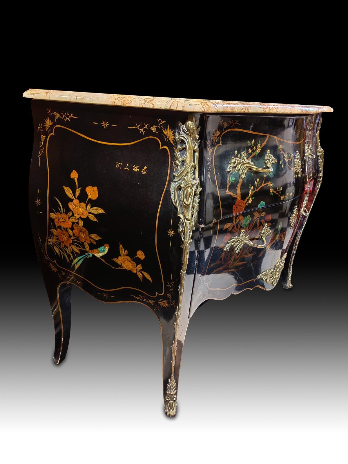 Chinese commode early twentieth century. Black lacquered and decorated to asian taste. Signed. Good condition. Circa 1900. Measures: 110x55x85 cm.
Good condition.