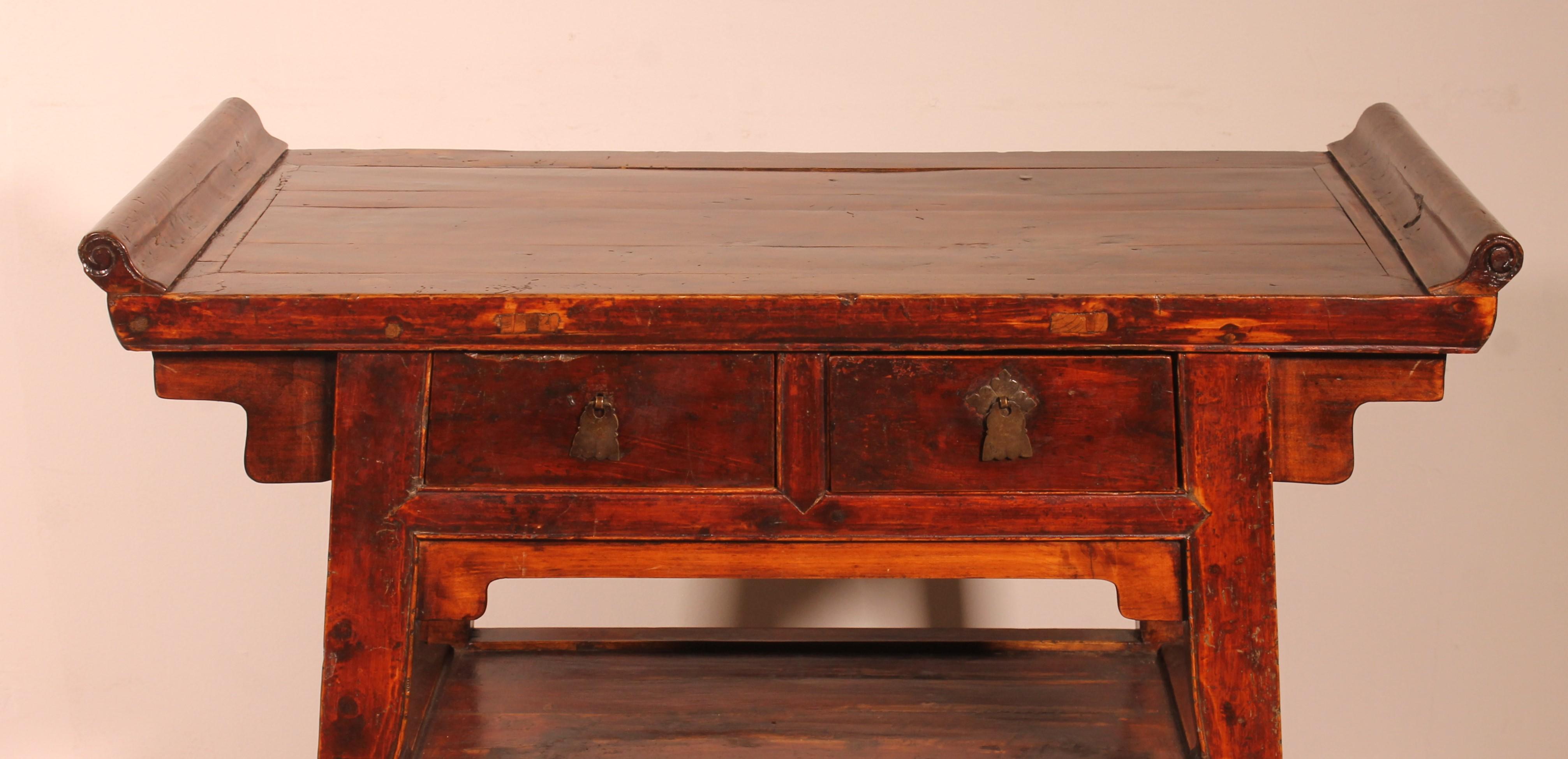 lovely Chinese console from the 19th century
It is made up of two drawers and two small doors.
Ideal as a console, as a bar or occasional table
Very beautiful patina and in superb condition
