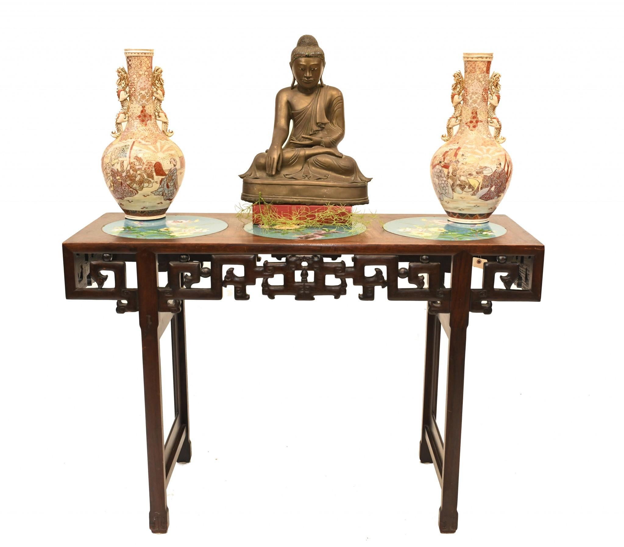 Table console chinoise en bois de feuillus et assiettes en porcelaine cloisonnée Bon état - En vente à Potters Bar, GB