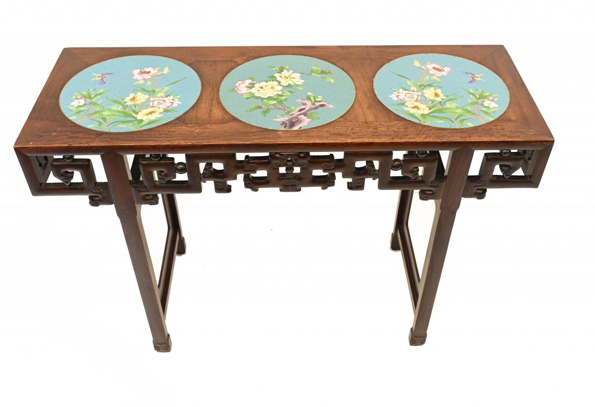Début du 20ème siècle Table console chinoise en bois de feuillus et assiettes en porcelaine cloisonnée en vente