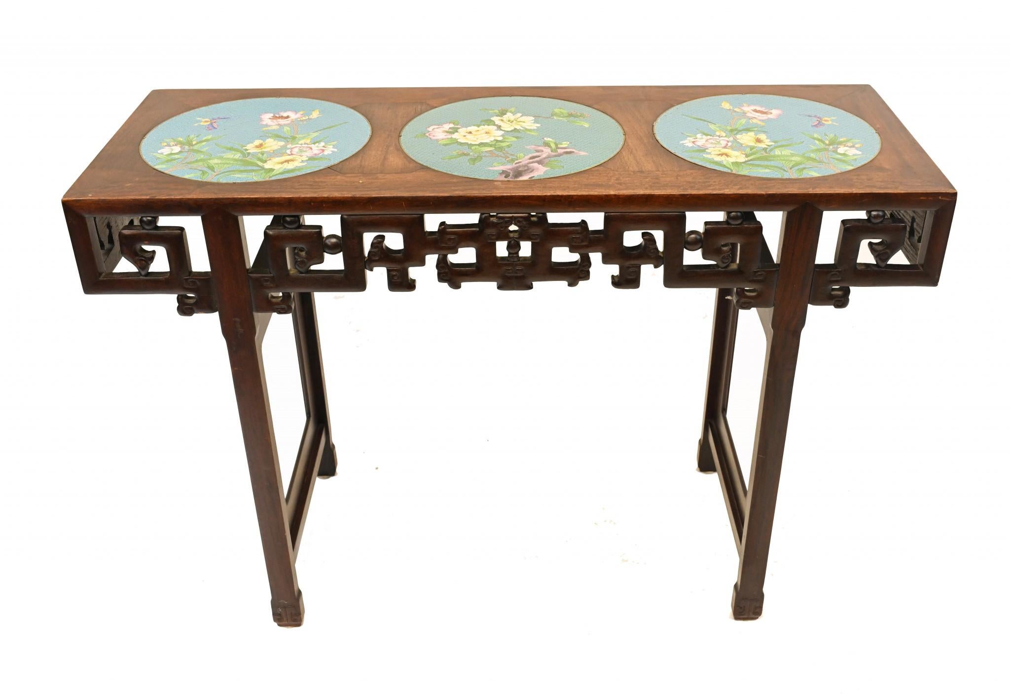 Table console chinoise en bois de feuillus et assiettes en porcelaine cloisonnée en vente 1