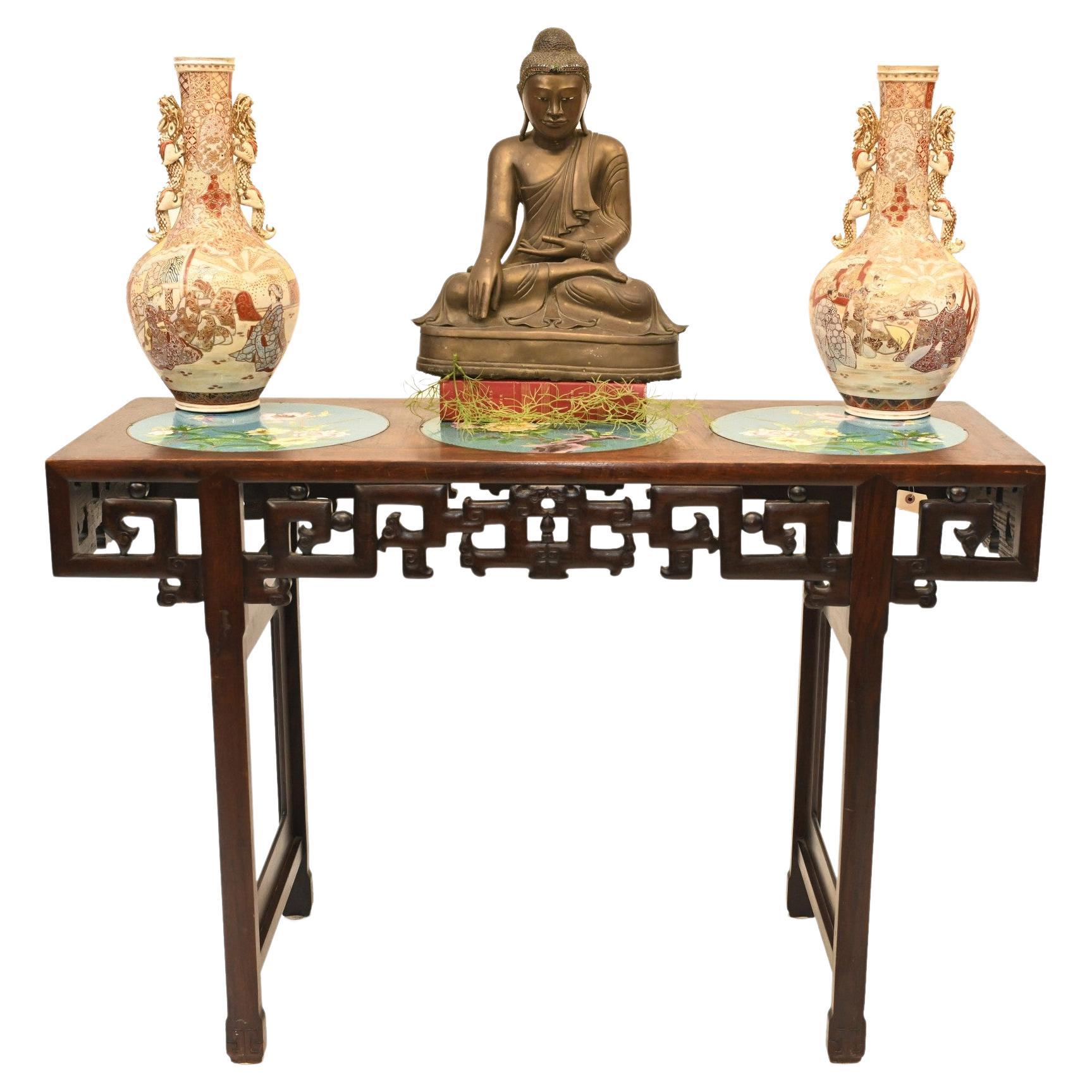 Table console chinoise en bois de feuillus et assiettes en porcelaine cloisonnée en vente