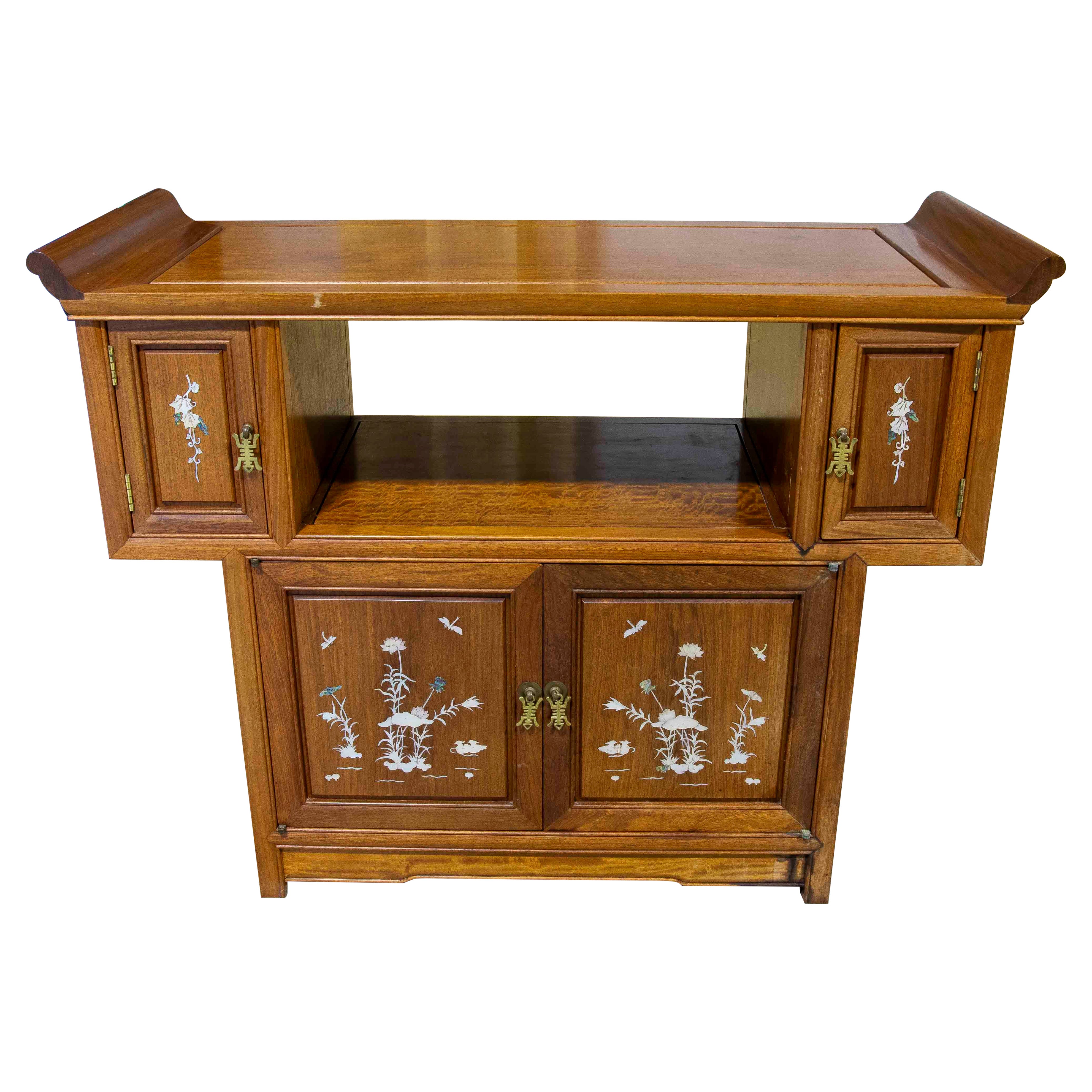 Chinesischer Konsolentisch mit eingelegten Holztüren und Metallbeschlägen im Angebot