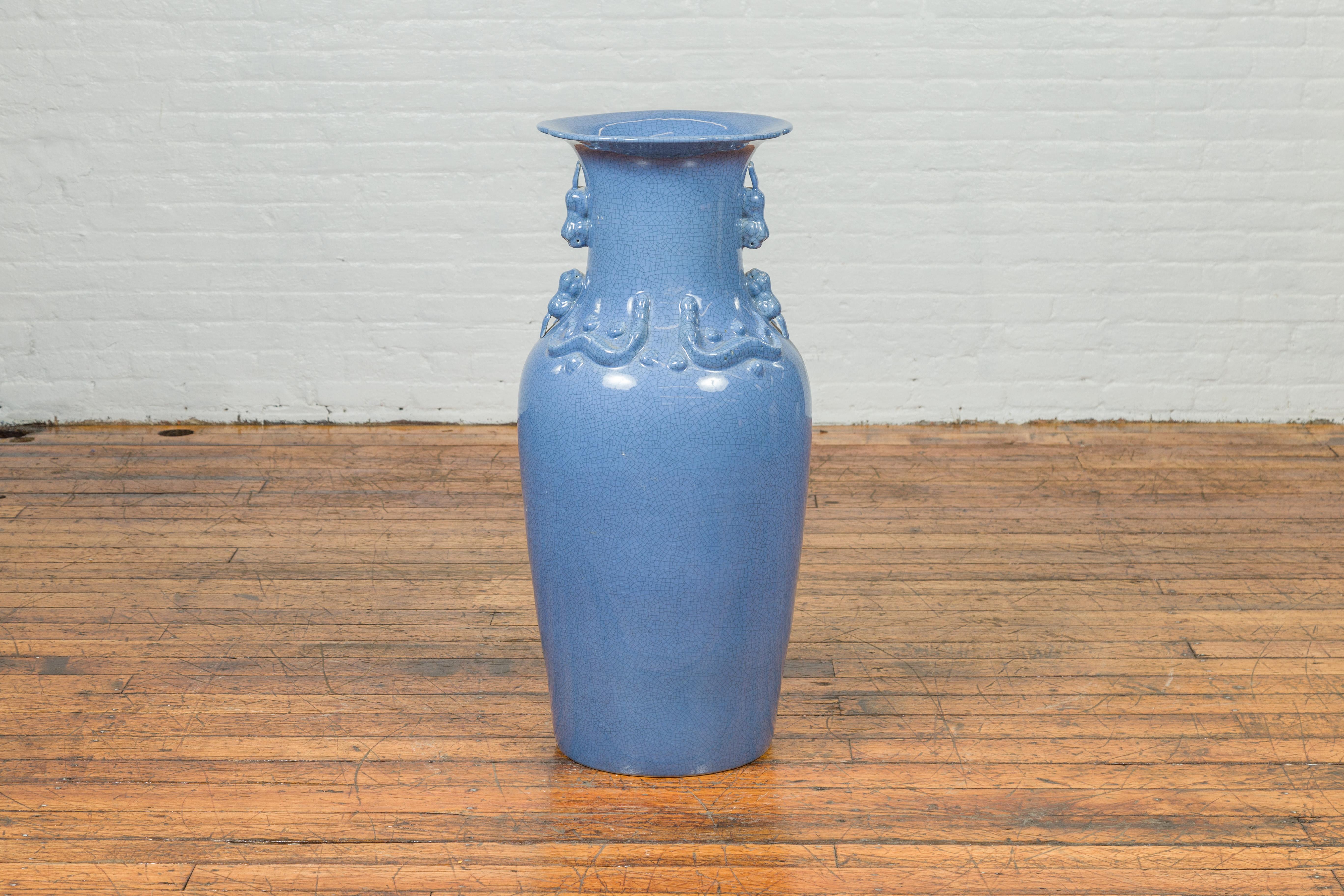Chinois Vase d'autel cérémoniel avec glaçure bleu craquelée et motifs décoratifs en vente