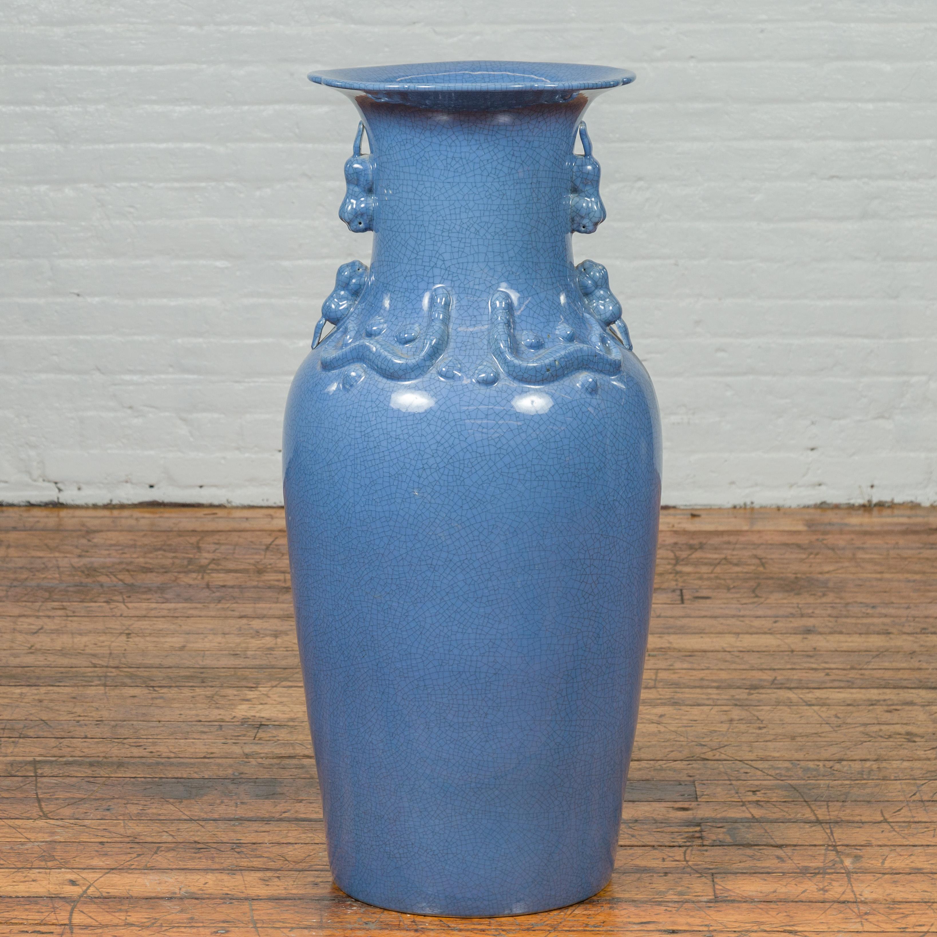 Vernissé Vase d'autel cérémoniel avec glaçure bleu craquelée et motifs décoratifs en vente