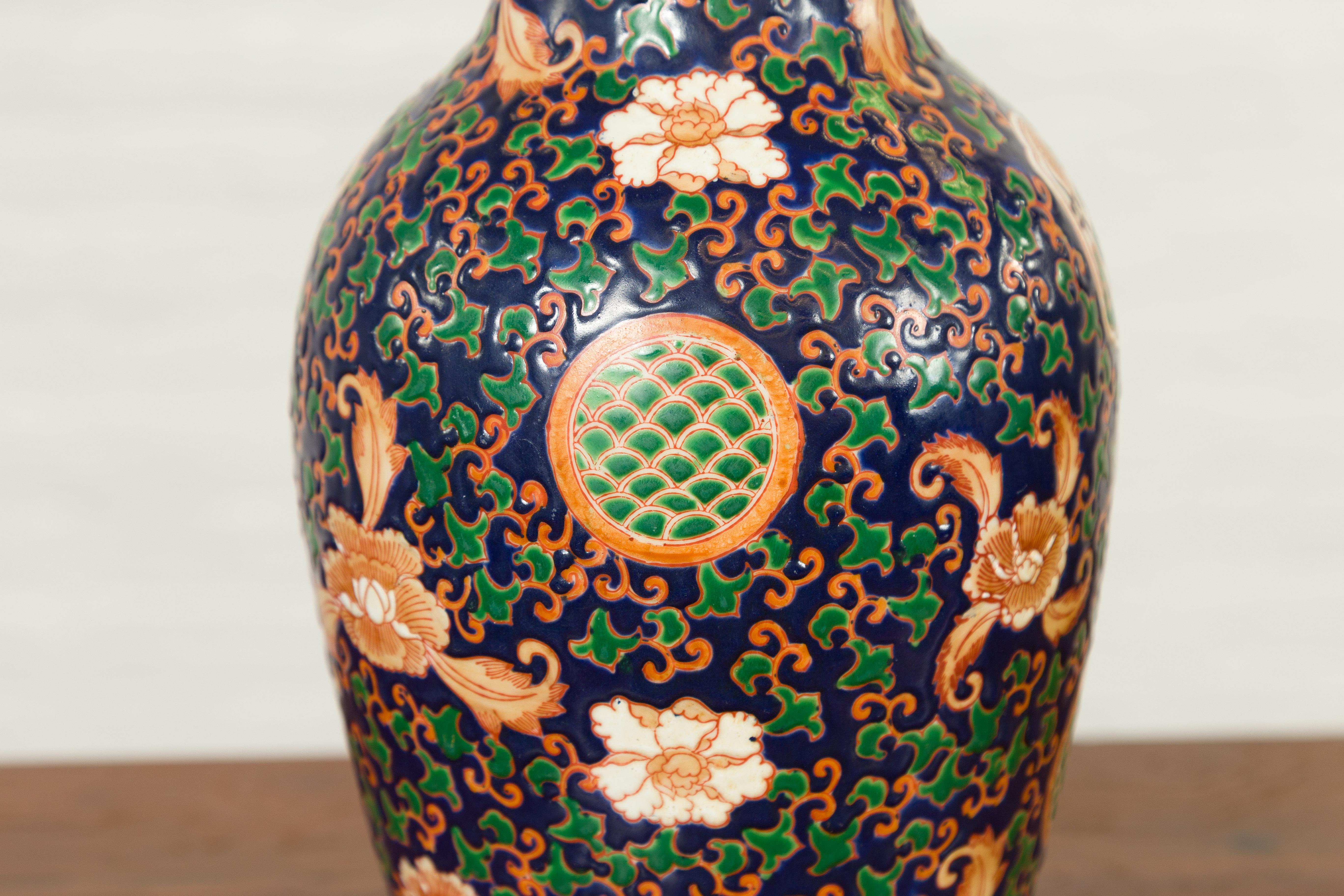 Vase chinois contemporain peint à la main avec fond bleu cobalt et décor floral en vente 3