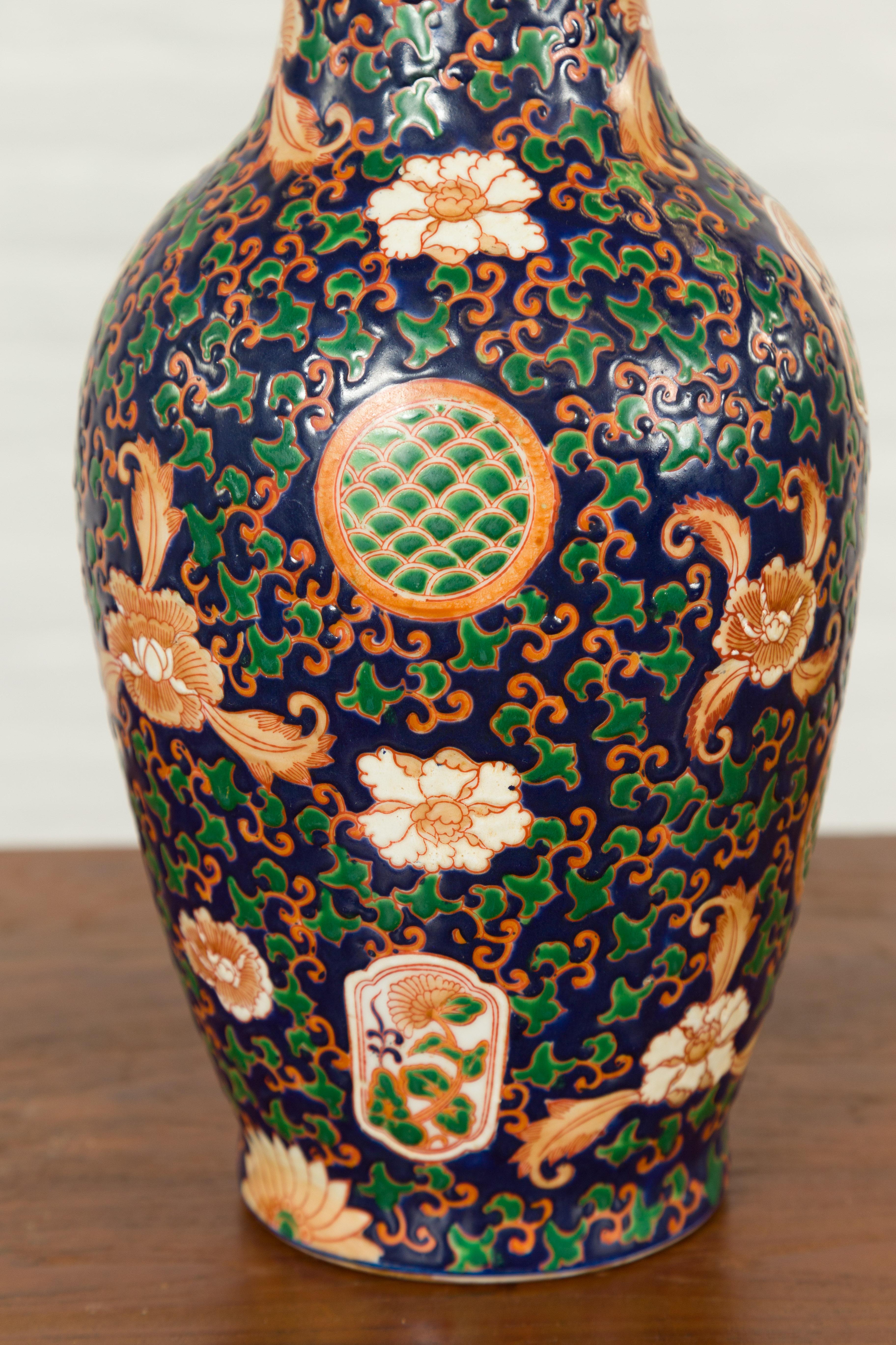 Vase chinois contemporain peint à la main avec fond bleu cobalt et décor floral en vente 4