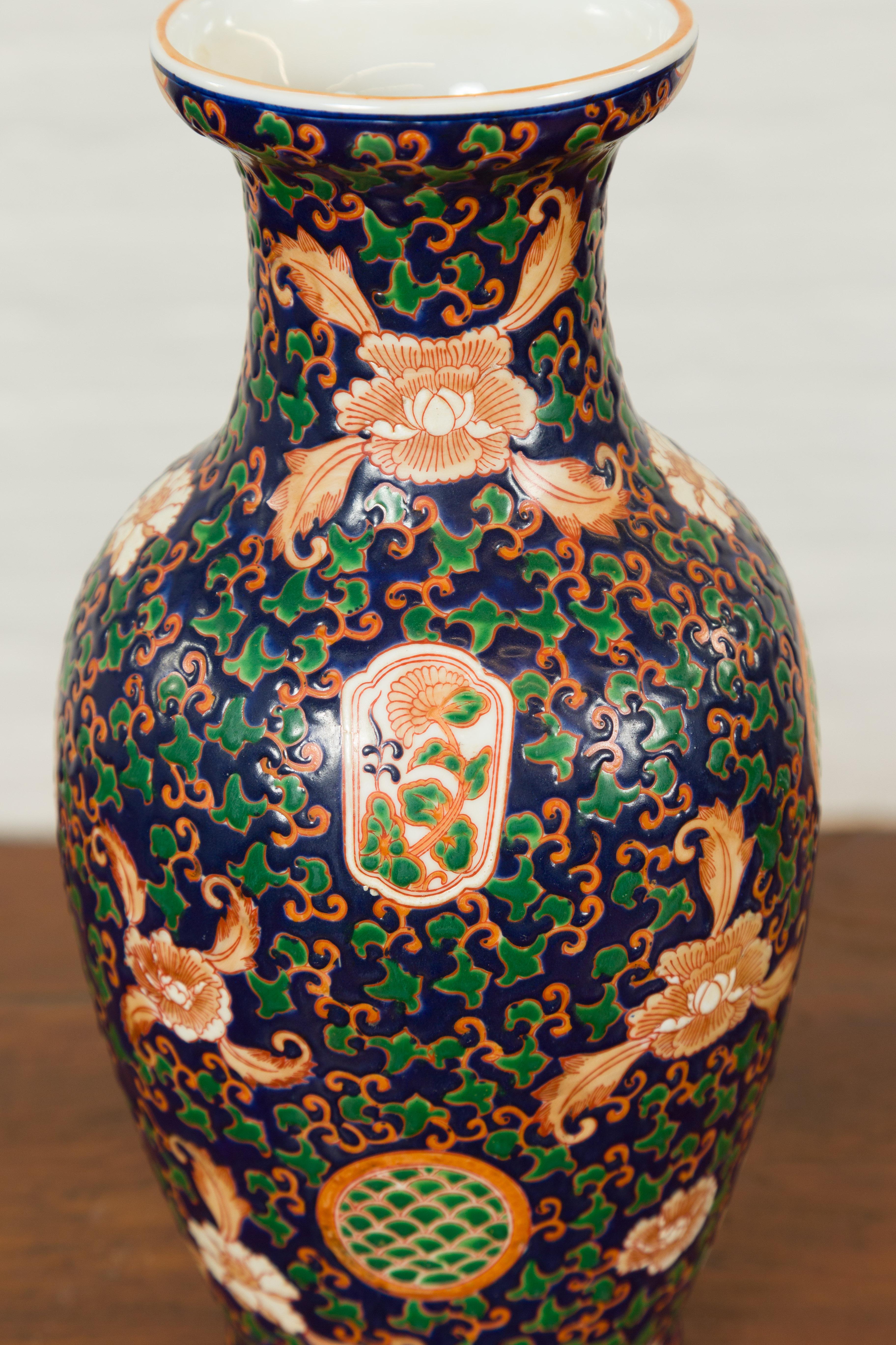 Chinesische Contemporary handgemalte Vase mit kobaltblauem Grund und Blumendekor im Angebot 7