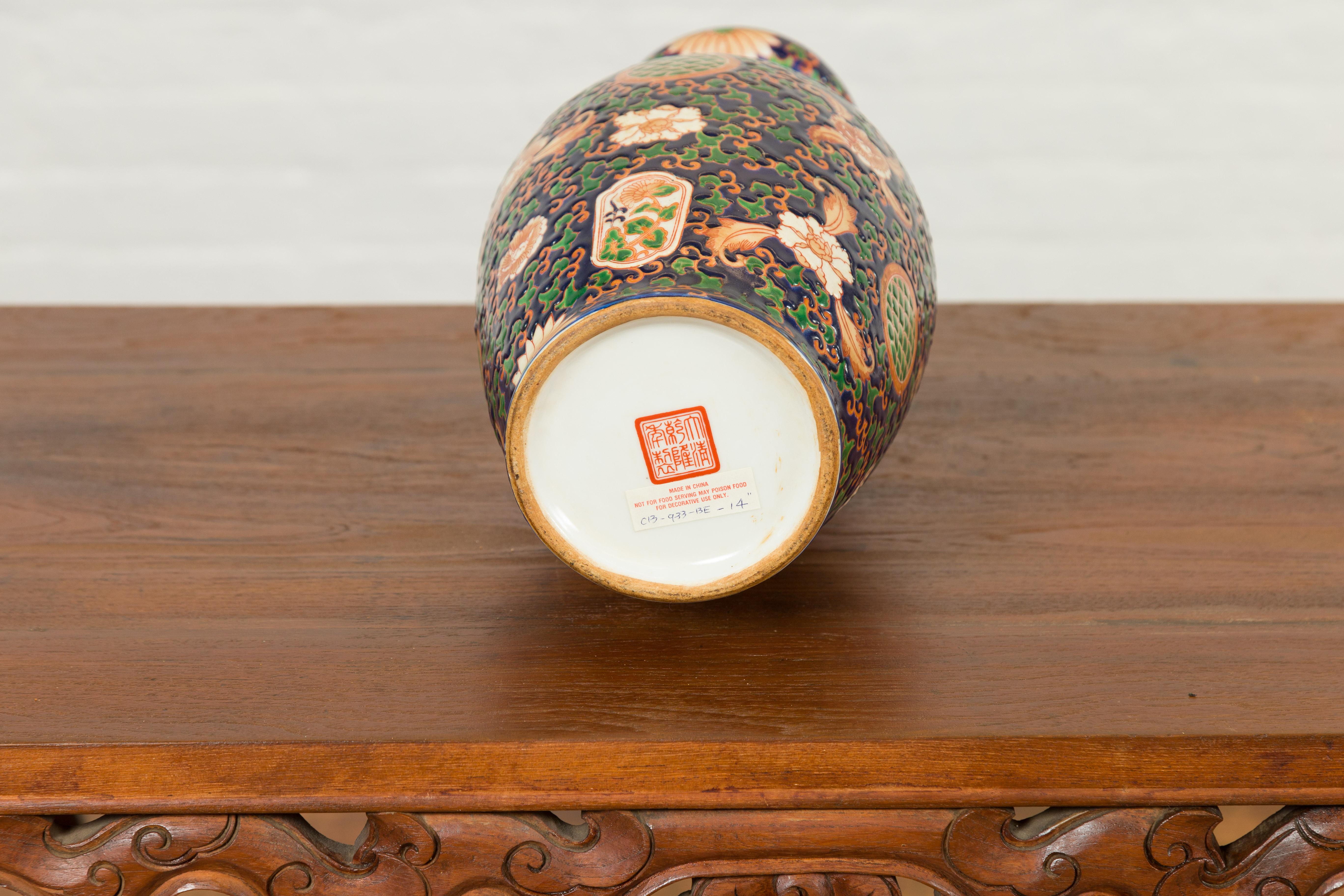 Chinesische Contemporary handgemalte Vase mit kobaltblauem Grund und Blumendekor im Angebot 8