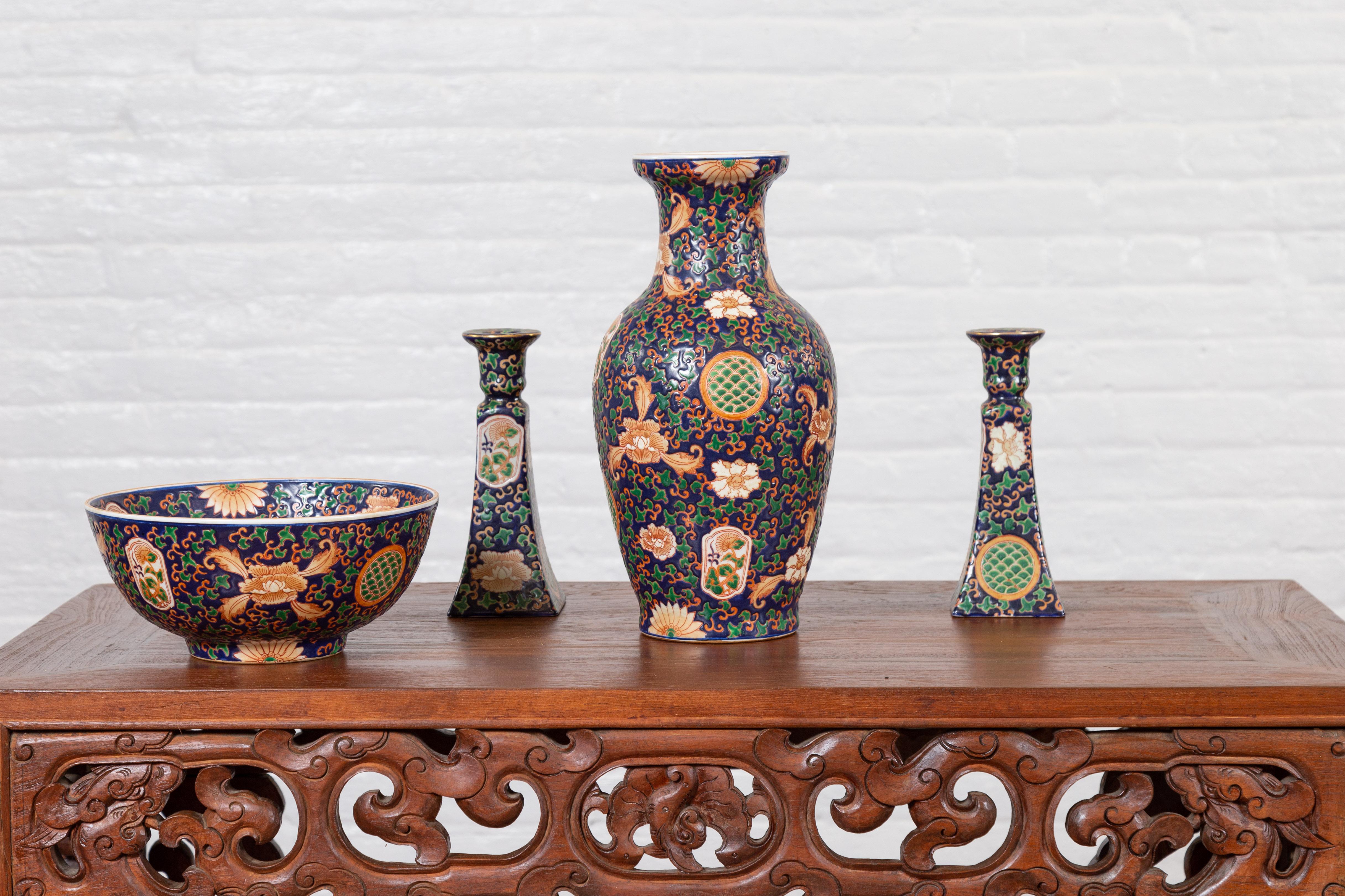 Chinesische Contemporary handgemalte Vase mit kobaltblauem Grund und Blumendekor im Angebot 10