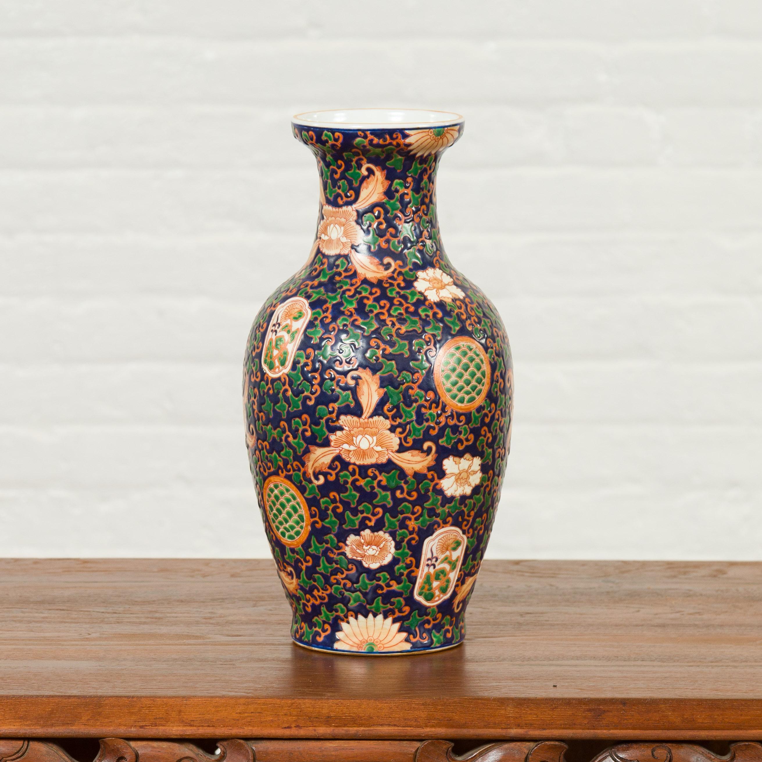 Peint à la main Vase chinois contemporain peint à la main avec fond bleu cobalt et décor floral en vente