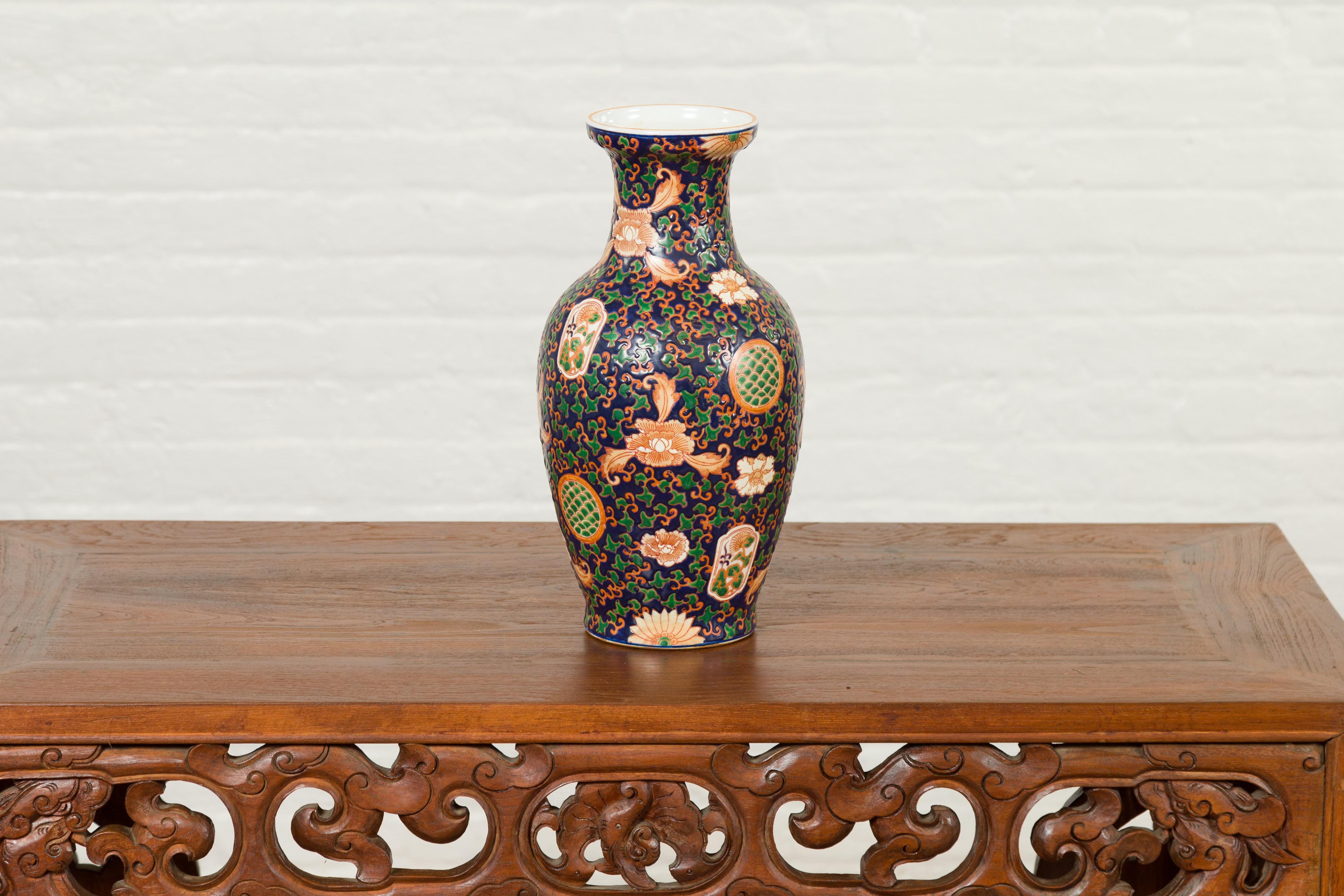 Vase chinois contemporain peint à la main avec fond bleu cobalt et décor floral Bon état - En vente à Yonkers, NY