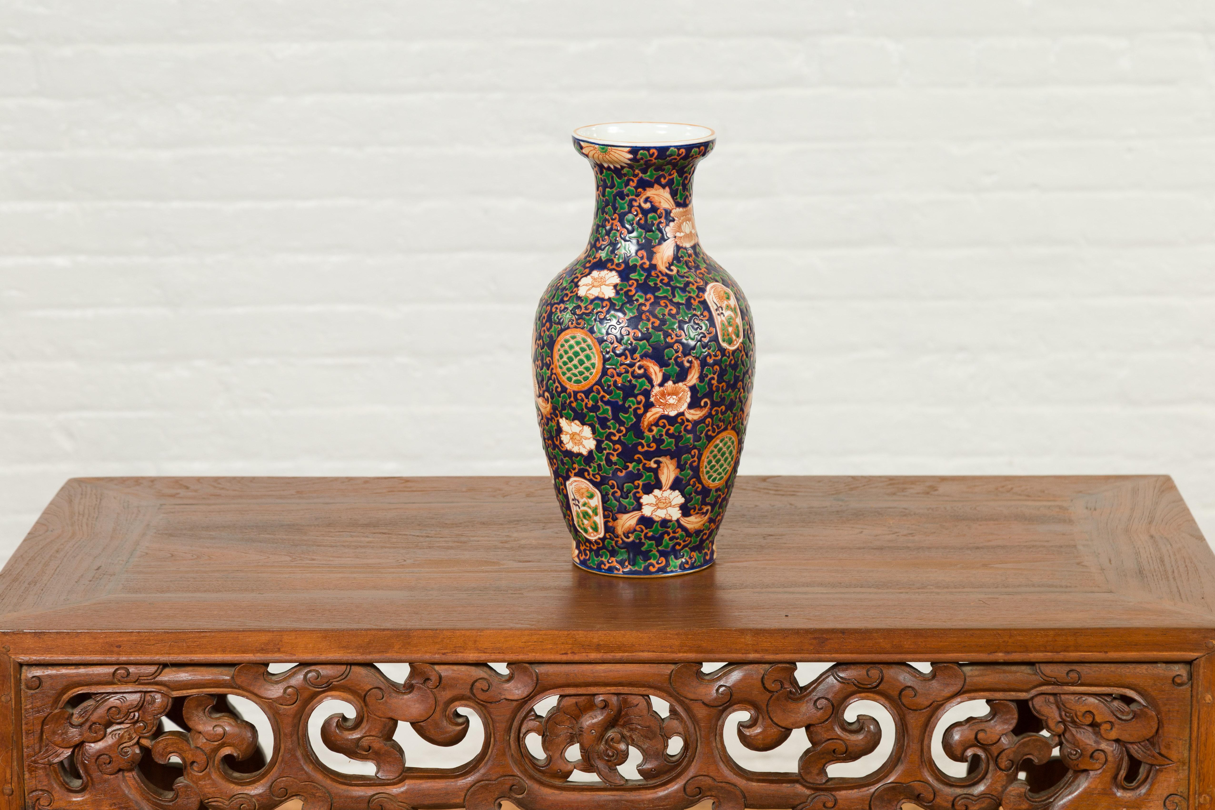 Chinesische Contemporary handgemalte Vase mit kobaltblauem Grund und Blumendekor (Keramik) im Angebot