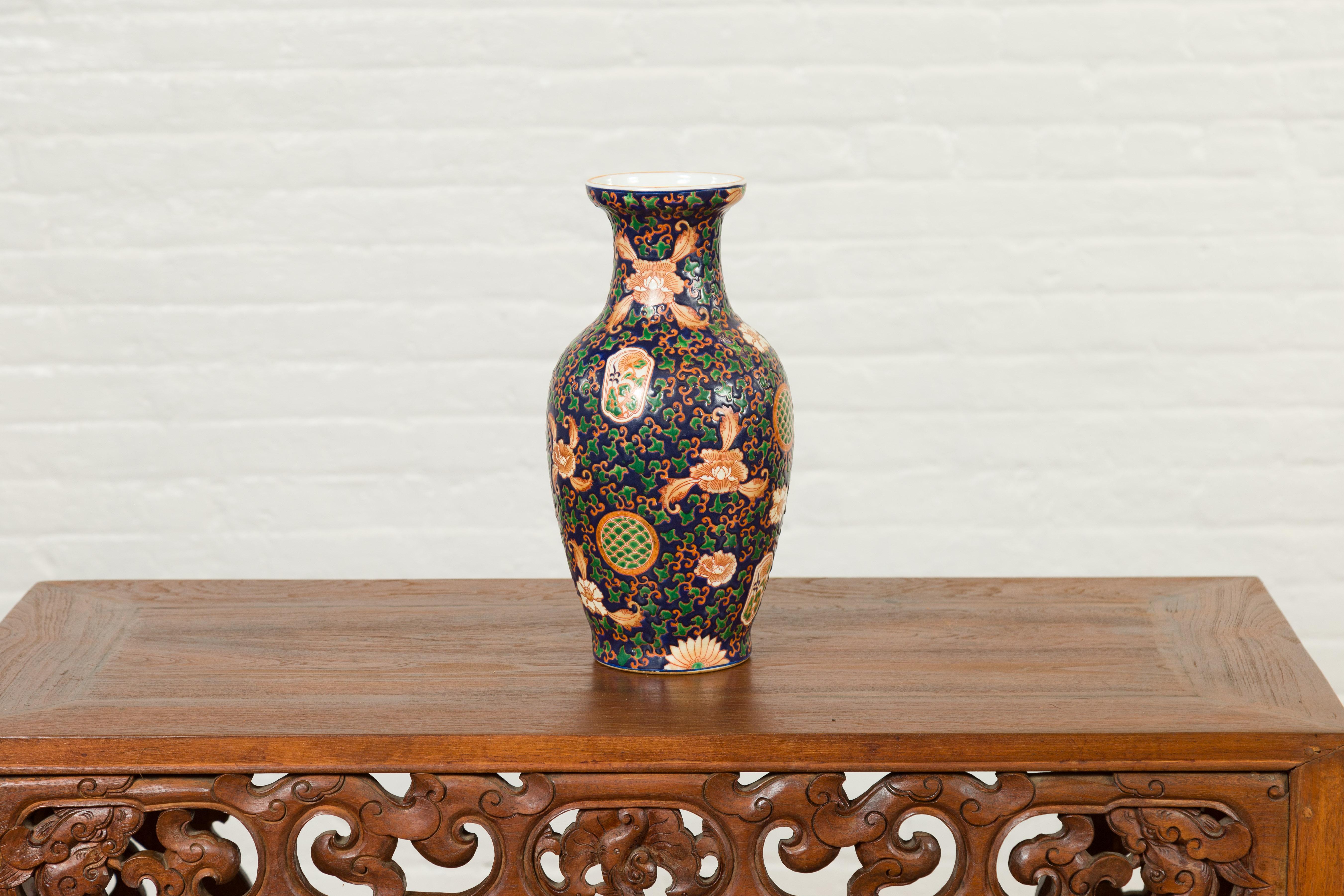 Céramique Vase chinois contemporain peint à la main avec fond bleu cobalt et décor floral en vente