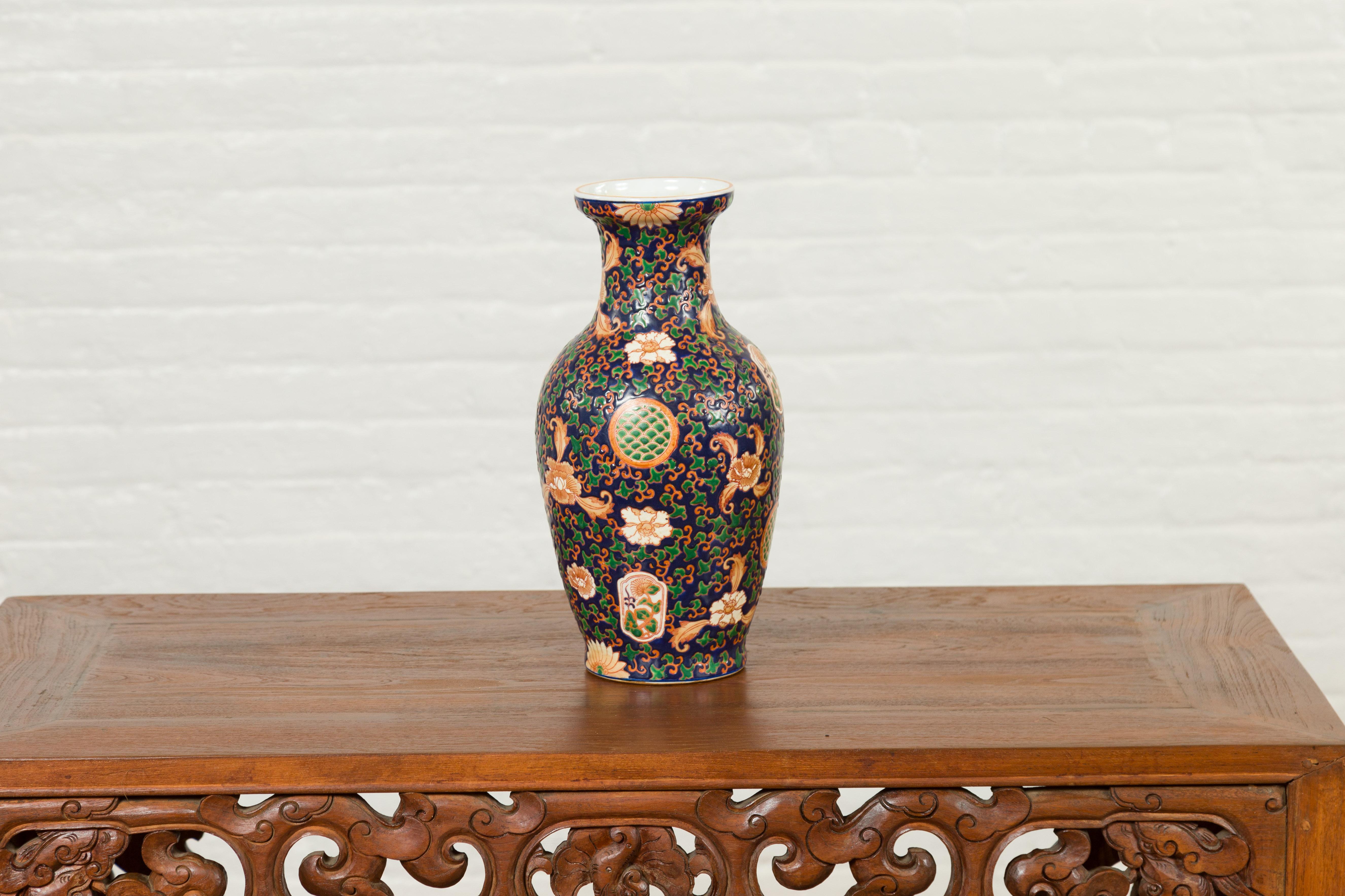 Vase chinois contemporain peint à la main avec fond bleu cobalt et décor floral en vente 1