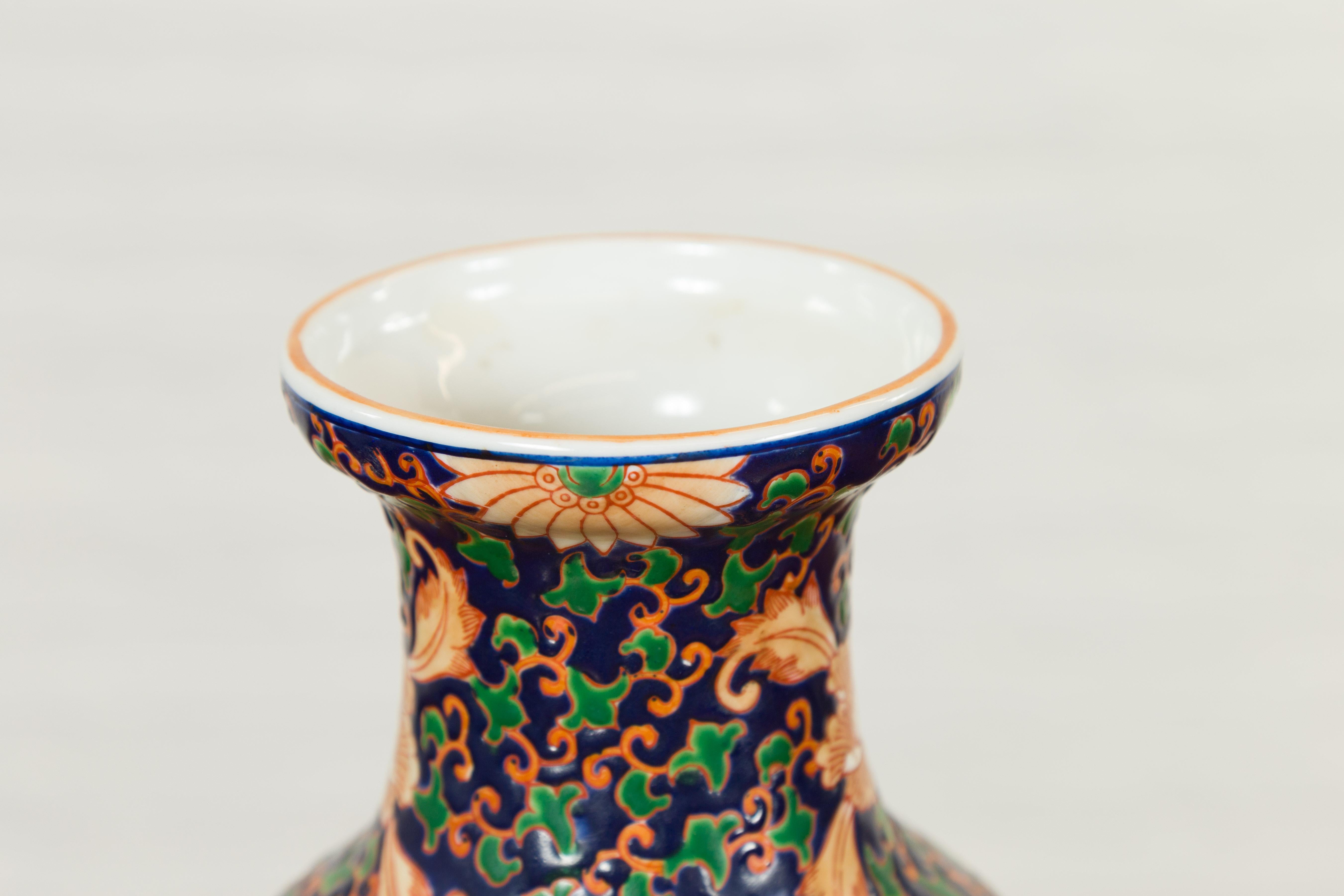 Vase chinois contemporain peint à la main avec fond bleu cobalt et décor floral en vente 2