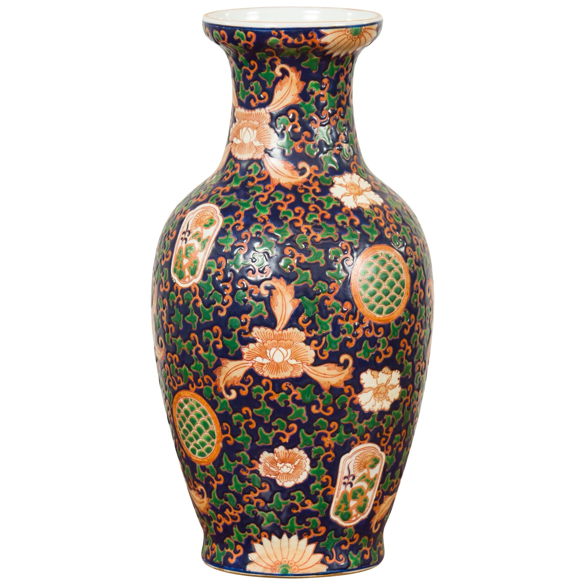 Vase chinois contemporain peint à la main avec fond bleu cobalt et décor floral en vente