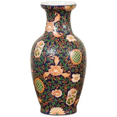 Chinesische Contemporary handgemalte Vase mit kobaltblauem Grund und Blumendekor