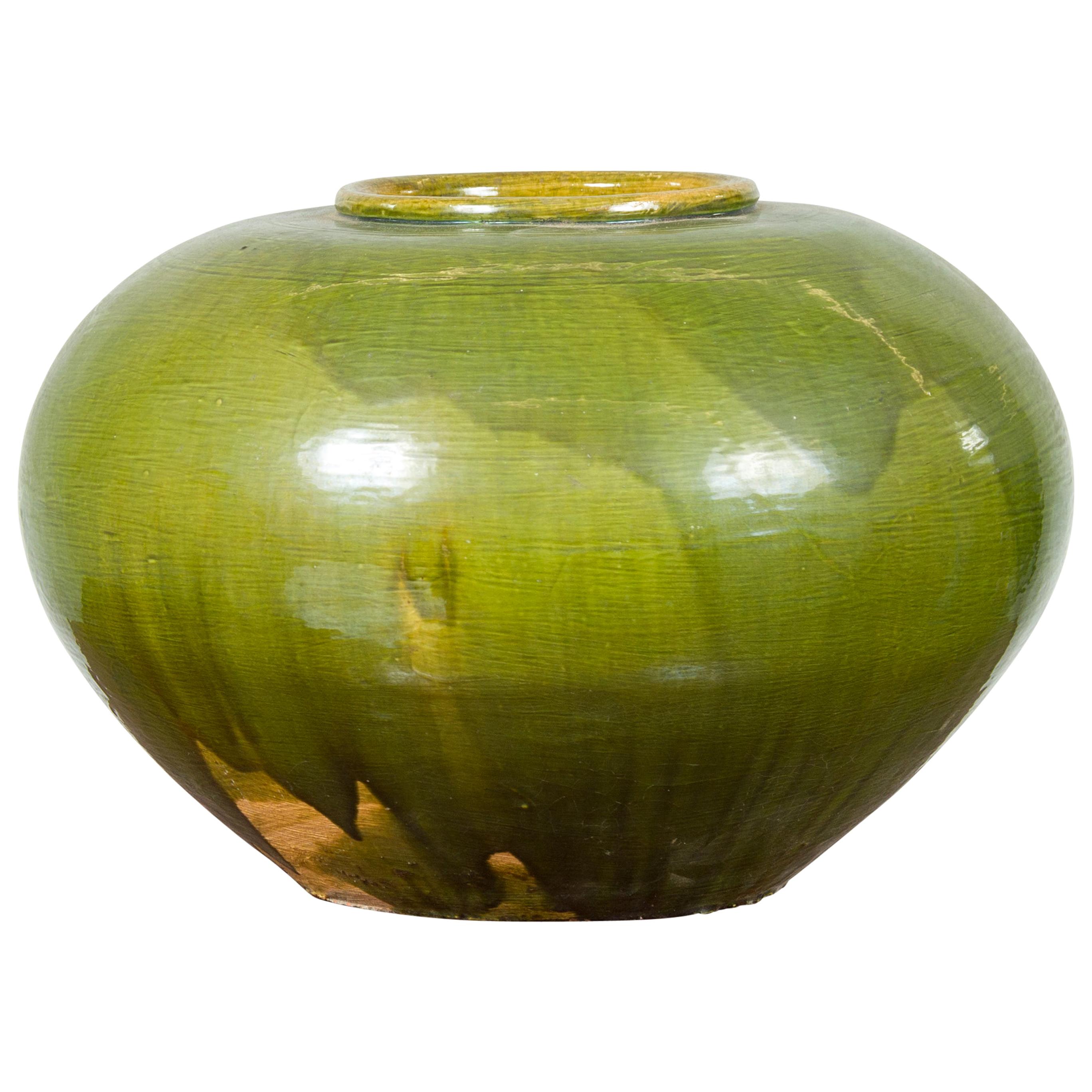 Chinesische zeitgenössische olivgrüne runde Urne mit Porzellanglasur, Chinesisch