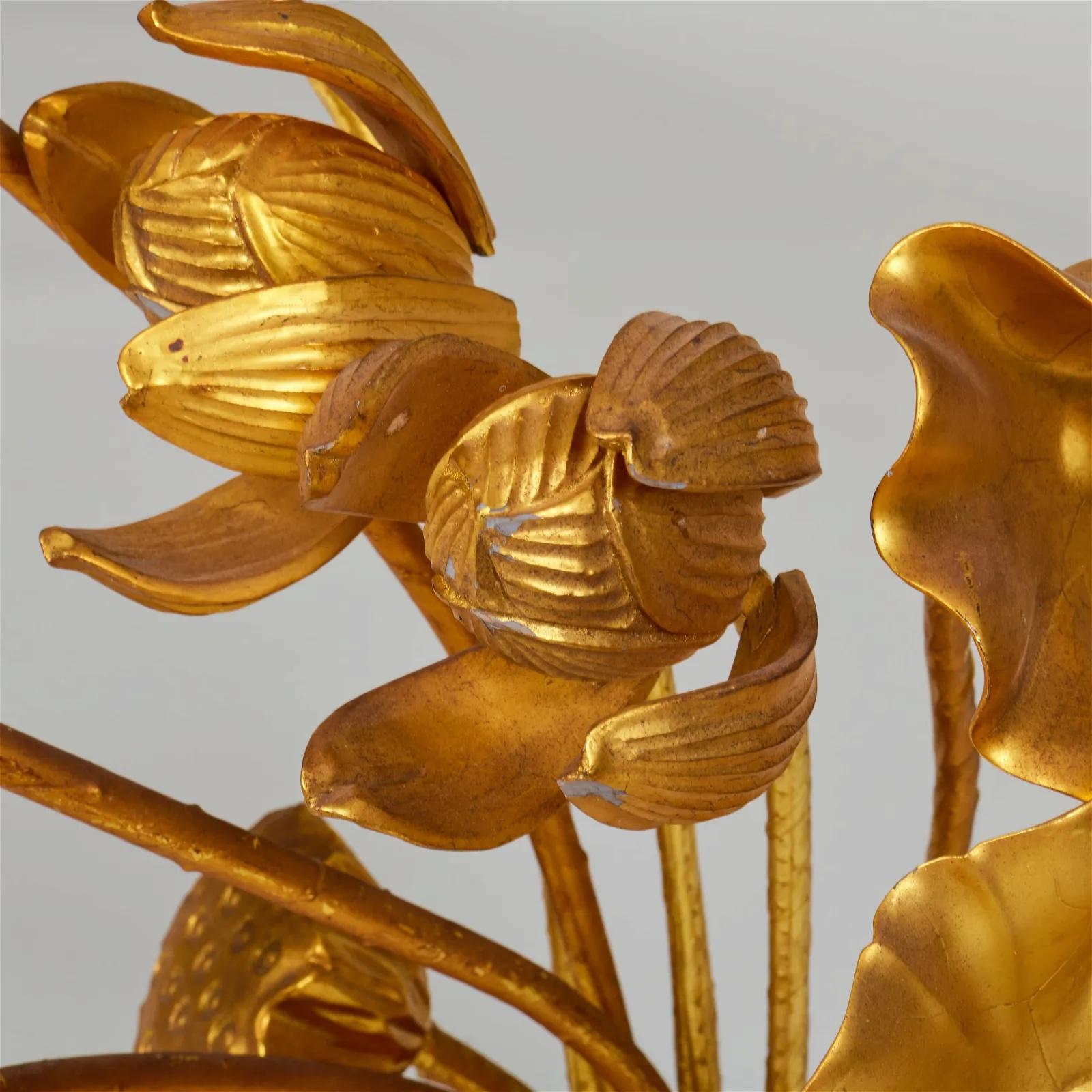 Meiping cinese in porcellana smaltata rosso rame con fiori in legno dorato in vendita 2