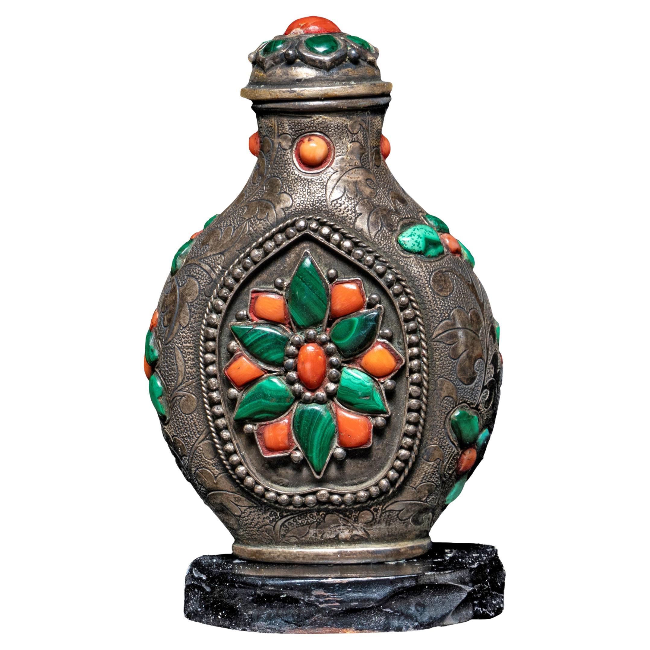 Botella de rapé china de latón con incrustaciones de coral y malaquita, c. 1850