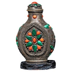 Bouteille à priser chinoise en laiton incrusté de corail et de malachite, c.1850